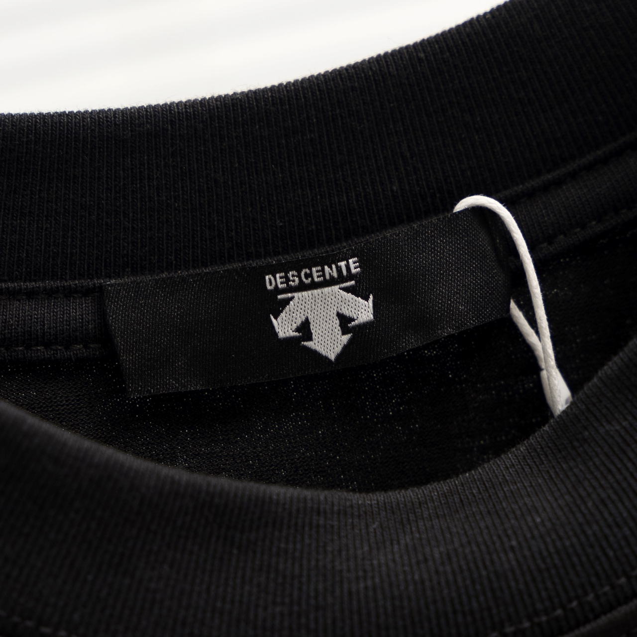 DESCENTE/迪桑特 25ss 肩膀logo刺绣短袖T恤 黑色 白色-Chinese UA Cheap High Quatity Brand Clothes Bags handbags Sneakers wholesale wholesaler seller from China Factory suppliers Fashion Clothing Shoes best Quality Beautiful Price DESCENTE/迪桑特 25ss 肩膀logo刺绣短袖T恤 黑色 白色