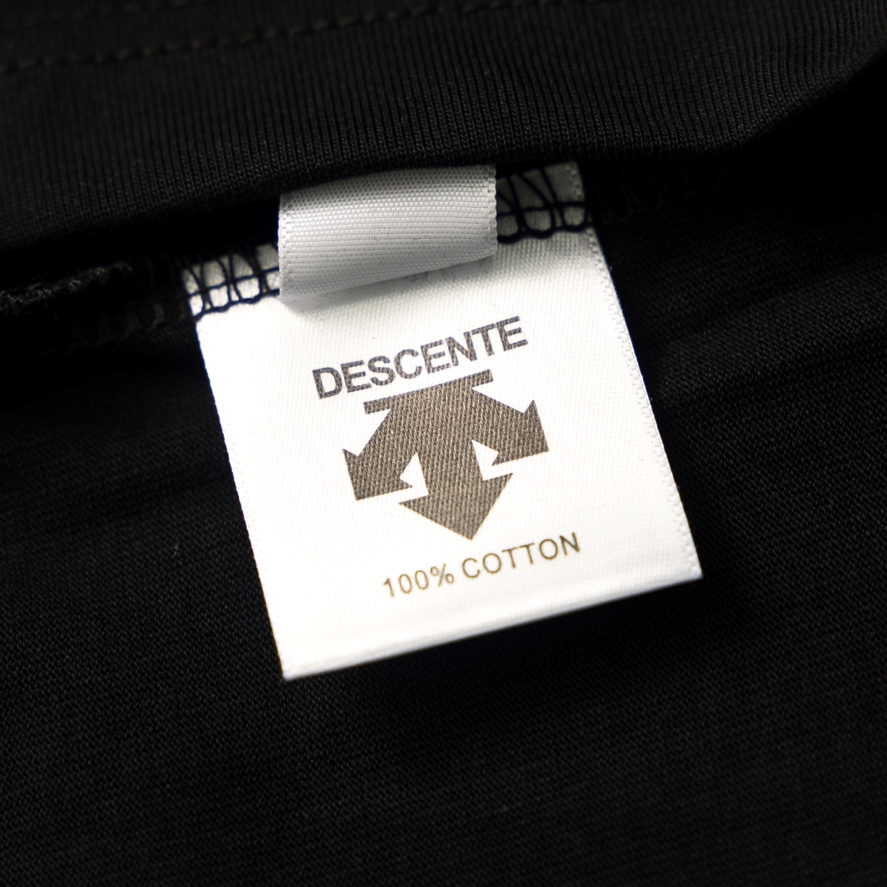 DESCENTE/迪桑特 25ss 肩膀logo刺绣短袖T恤 黑色 白色-Chinese UA Cheap High Quatity Brand Clothes Bags handbags Sneakers wholesale wholesaler seller from China Factory suppliers Fashion Clothing Shoes best Quality Beautiful Price DESCENTE/迪桑特 25ss 肩膀logo刺绣短袖T恤 黑色 白色