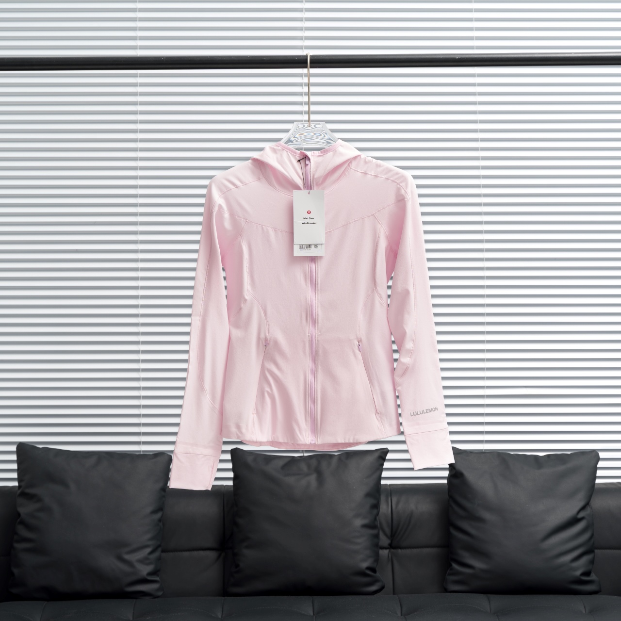 💰190
lululemon丨露露乐檬Mist Over Windbreaker纯色修身女款防晒服
配色:黑色 白色 粉末蓝 粉色
尺码:2 4 6 8