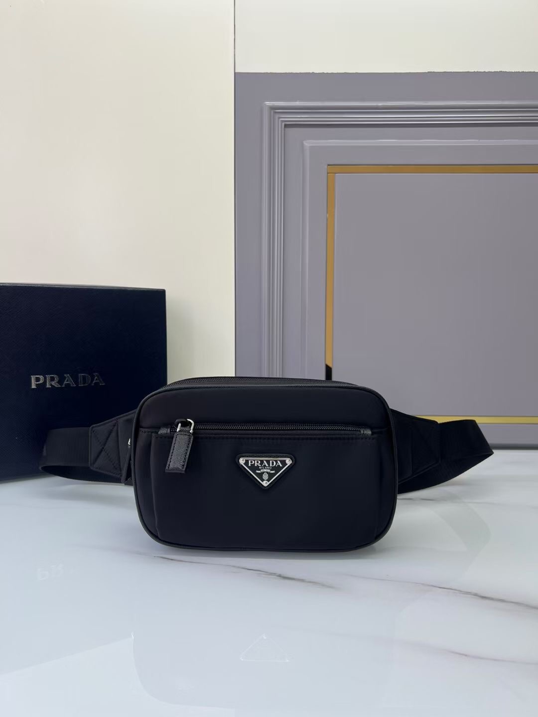 Prada ¥ Riñonera ligera de cuero negro con tela, unisex. Alta calidad, código de fábrica 208, HZ7291977. Medidas: 21/12…