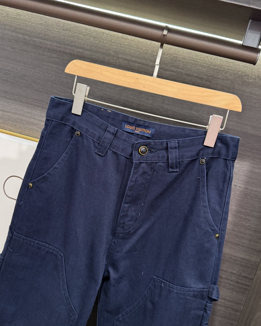 💰135
Louis Vuitton/路易威登2025新款工装伐木口袋刺绣logo情侣款水洗宽松牛仔裤
🔥高版本三重认证🔥 顶级天花板品质来袭!
自1854年创立以来,LV便以卓越的工艺、创新的设计和对旅行艺术的极致诠释,成为奢华与优雅的代名词。从最初为贵族定制旅行箱,到如今涵盖皮具、时装等多元领域,LV始终坚守着对品质的不懈追求,将实用与美学完美融合,每一件单品都承载着品牌深厚的历史底蕴与先锋的时尚态度。
这款牛仔裤便延续了LV的匠心精神,不同水洗质感呈现出丰富的层次,对各种腿型友好度拉满✨ 直筒宽松版型堪称“腿型作弊器”,修饰效果一绝~适中长度经典永不过时,无论是搭配休闲鞋打造随性日常,还是搭配靴子凸显潮流态度,都能轻松驾驭,是衣橱里不可或缺的万能基础款!
面料甄选优质材质,硬挺有型却上身柔软舒适,质感在线不打折💪 洗水工艺更是做到极致,每一处细节都彰显着LV的精致追求,让细节控狂喜!水洗麦、吊牌、裤标三标齐全,藏青色沉稳大气又百搭,情侣同穿更添甜蜜氛围💕
颜色:图片色
尺码:30、32、34、36
30码:腰围78厘米、臀围102厘米、立裆33厘米、裤长105厘米
32码:腰围82厘米、臀围106厘米、立裆34厘米、裤长107厘米
34码:腰围86厘米、臀围110厘米、立裆35厘米、裤长109厘米
36码:腰围91厘米、臀围115厘米、立裆36厘米、裤长111厘米
人手必备款,谁穿谁爱上!
温馨提示:手工测量存在正负3厘米误差,属正常现象