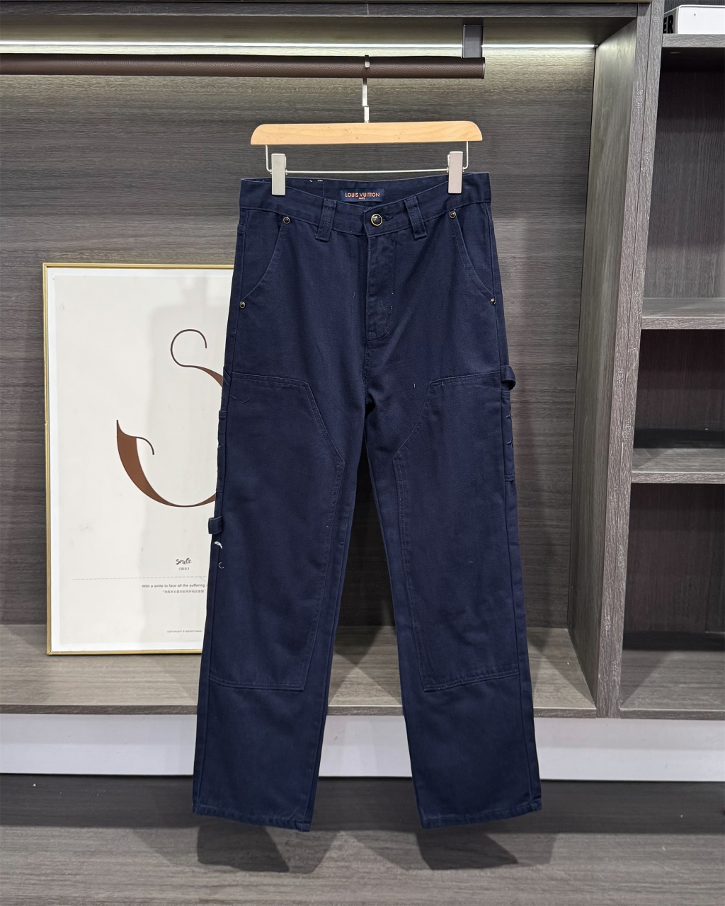 💰135
Louis Vuitton/路易威登2025新款工装伐木口袋刺绣logo情侣款水洗宽松牛仔裤
🔥高版本三重认证🔥 顶级天花板品质来袭!
自1854年创立以来,LV便以卓越的工艺、创新的设计和对旅行艺术的极致诠释,成为奢华与优雅的代名词。从最初为贵族定制旅行箱,到如今涵盖皮具、时装等多元领域,LV始终坚守着对品质的不懈追求,将实用与美学完美融合,每一件单品都承载着品牌深厚的历史底蕴与先锋的时尚态度。
这款牛仔裤便延续了LV的匠心精神,不同水洗质感呈现出丰富的层次,对各种腿型友好度拉满✨ 直筒宽松版型堪称“腿型作弊器”,修饰效果一绝~适中长度经典永不过时,无论是搭配休闲鞋打造随性日常,还是搭配靴子凸显潮流态度,都能轻松驾驭,是衣橱里不可或缺的万能基础款!
面料甄选优质材质,硬挺有型却上身柔软舒适,质感在线不打折💪 洗水工艺更是做到极致,每一处细节都彰显着LV的精致追求,让细节控狂喜!水洗麦、吊牌、裤标三标齐全,藏青色沉稳大气又百搭,情侣同穿更添甜蜜氛围💕
颜色:图片色
尺码:30、32、34、36
30码:腰围78厘米、臀围102厘米、立裆33厘米、裤长105厘米
32码:腰围82厘米、臀围106厘米、立裆34厘米、裤长107厘米
34码:腰围86厘米、臀围110厘米、立裆35厘米、裤长109厘米
36码:腰围91厘米、臀围115厘米、立裆36厘米、裤长111厘米
人手必备款,谁穿谁爱上!
温馨提示:手工测量存在正负3厘米误差,属正常现象