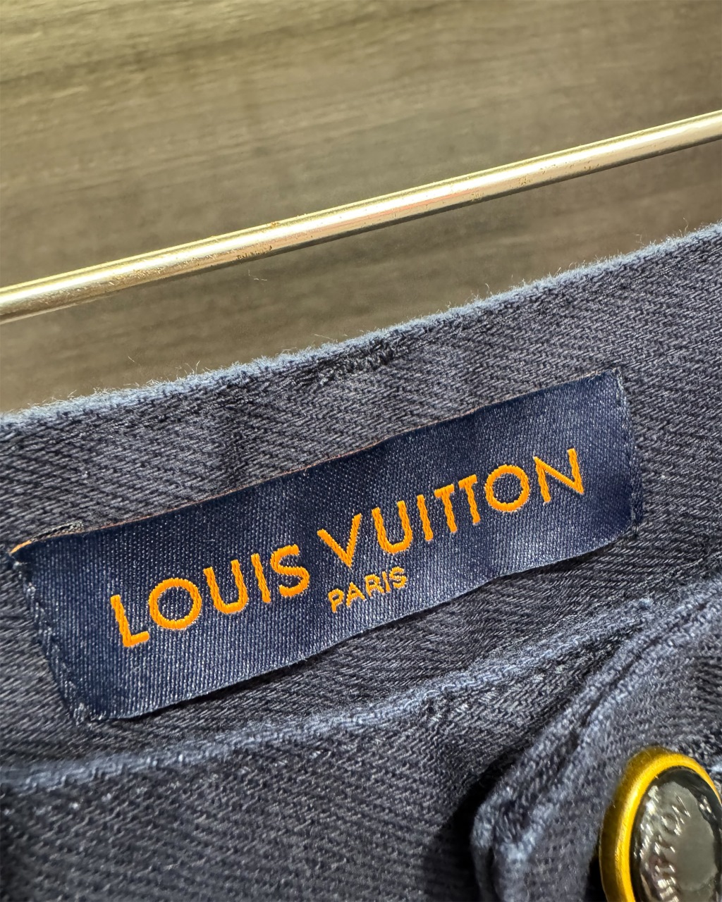 💰135
Louis Vuitton/路易威登2025新款工装伐木口袋刺绣logo情侣款水洗宽松牛仔裤
🔥高版本三重认证🔥 顶级天花板品质来袭!
自1854年创立以来,LV便以卓越的工艺、创新的设计和对旅行艺术的极致诠释,成为奢华与优雅的代名词。从最初为贵族定制旅行箱,到如今涵盖皮具、时装等多元领域,LV始终坚守着对品质的不懈追求,将实用与美学完美融合,每一件单品都承载着品牌深厚的历史底蕴与先锋的时尚态度。
这款牛仔裤便延续了LV的匠心精神,不同水洗质感呈现出丰富的层次,对各种腿型友好度拉满✨ 直筒宽松版型堪称“腿型作弊器”,修饰效果一绝~适中长度经典永不过时,无论是搭配休闲鞋打造随性日常,还是搭配靴子凸显潮流态度,都能轻松驾驭,是衣橱里不可或缺的万能基础款!
面料甄选优质材质,硬挺有型却上身柔软舒适,质感在线不打折💪 洗水工艺更是做到极致,每一处细节都彰显着LV的精致追求,让细节控狂喜!水洗麦、吊牌、裤标三标齐全,藏青色沉稳大气又百搭,情侣同穿更添甜蜜氛围💕
颜色:图片色
尺码:30、32、34、36
30码:腰围78厘米、臀围102厘米、立裆33厘米、裤长105厘米
32码:腰围82厘米、臀围106厘米、立裆34厘米、裤长107厘米
34码:腰围86厘米、臀围110厘米、立裆35厘米、裤长109厘米
36码:腰围91厘米、臀围115厘米、立裆36厘米、裤长111厘米
人手必备款,谁穿谁爱上!
温馨提示:手工测量存在正负3厘米误差,属正常现象
