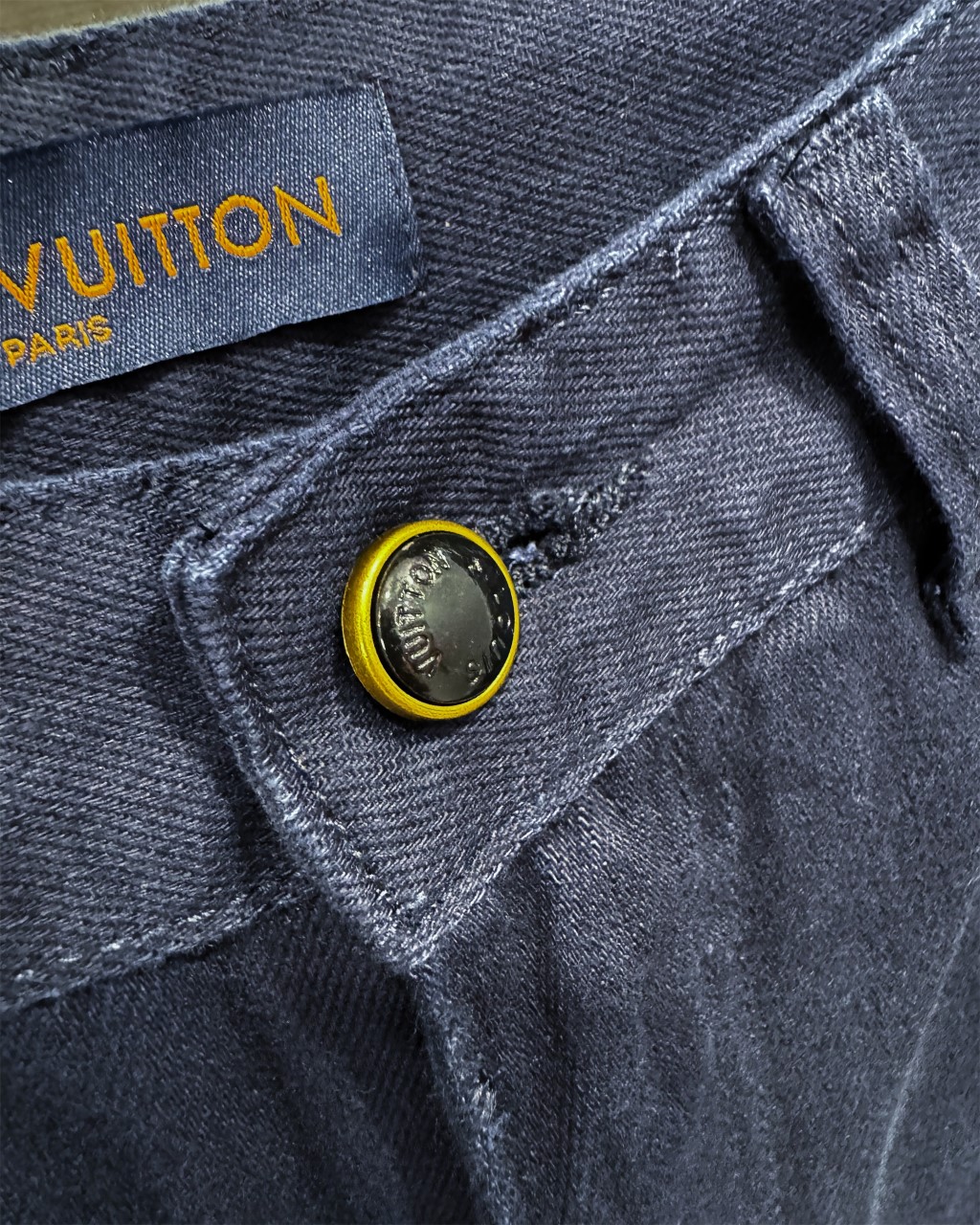 💰135
Louis Vuitton/路易威登2025新款工装伐木口袋刺绣logo情侣款水洗宽松牛仔裤
🔥高版本三重认证🔥 顶级天花板品质来袭!
自1854年创立以来,LV便以卓越的工艺、创新的设计和对旅行艺术的极致诠释,成为奢华与优雅的代名词。从最初为贵族定制旅行箱,到如今涵盖皮具、时装等多元领域,LV始终坚守着对品质的不懈追求,将实用与美学完美融合,每一件单品都承载着品牌深厚的历史底蕴与先锋的时尚态度。
这款牛仔裤便延续了LV的匠心精神,不同水洗质感呈现出丰富的层次,对各种腿型友好度拉满✨ 直筒宽松版型堪称“腿型作弊器”,修饰效果一绝~适中长度经典永不过时,无论是搭配休闲鞋打造随性日常,还是搭配靴子凸显潮流态度,都能轻松驾驭,是衣橱里不可或缺的万能基础款!
面料甄选优质材质,硬挺有型却上身柔软舒适,质感在线不打折💪 洗水工艺更是做到极致,每一处细节都彰显着LV的精致追求,让细节控狂喜!水洗麦、吊牌、裤标三标齐全,藏青色沉稳大气又百搭,情侣同穿更添甜蜜氛围💕
颜色:图片色
尺码:30、32、34、36
30码:腰围78厘米、臀围102厘米、立裆33厘米、裤长105厘米
32码:腰围82厘米、臀围106厘米、立裆34厘米、裤长107厘米
34码:腰围86厘米、臀围110厘米、立裆35厘米、裤长109厘米
36码:腰围91厘米、臀围115厘米、立裆36厘米、裤长111厘米
人手必备款,谁穿谁爱上!
温馨提示:手工测量存在正负3厘米误差,属正常现象