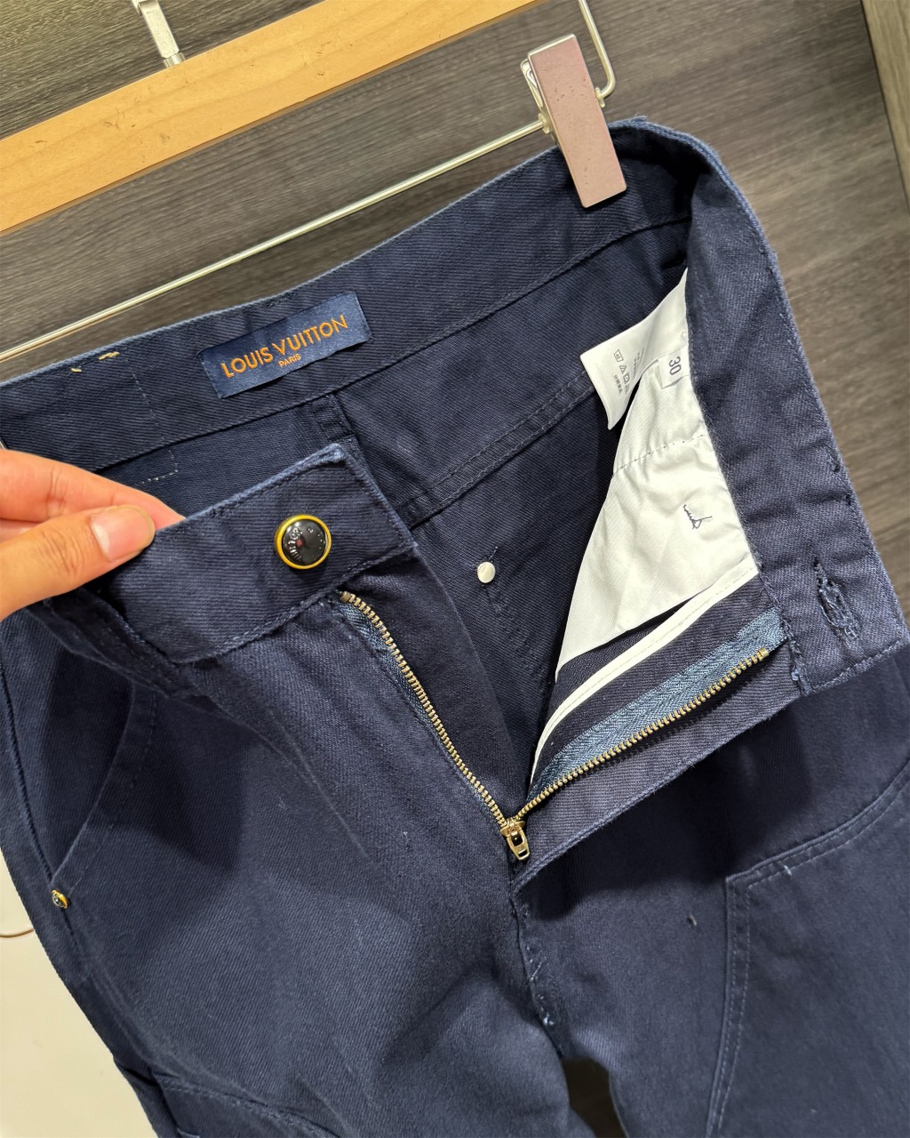 💰135
Louis Vuitton/路易威登2025新款工装伐木口袋刺绣logo情侣款水洗宽松牛仔裤
🔥高版本三重认证🔥 顶级天花板品质来袭!
自1854年创立以来,LV便以卓越的工艺、创新的设计和对旅行艺术的极致诠释,成为奢华与优雅的代名词。从最初为贵族定制旅行箱,到如今涵盖皮具、时装等多元领域,LV始终坚守着对品质的不懈追求,将实用与美学完美融合,每一件单品都承载着品牌深厚的历史底蕴与先锋的时尚态度。
这款牛仔裤便延续了LV的匠心精神,不同水洗质感呈现出丰富的层次,对各种腿型友好度拉满✨ 直筒宽松版型堪称“腿型作弊器”,修饰效果一绝~适中长度经典永不过时,无论是搭配休闲鞋打造随性日常,还是搭配靴子凸显潮流态度,都能轻松驾驭,是衣橱里不可或缺的万能基础款!
面料甄选优质材质,硬挺有型却上身柔软舒适,质感在线不打折💪 洗水工艺更是做到极致,每一处细节都彰显着LV的精致追求,让细节控狂喜!水洗麦、吊牌、裤标三标齐全,藏青色沉稳大气又百搭,情侣同穿更添甜蜜氛围💕
颜色:图片色
尺码:30、32、34、36
30码:腰围78厘米、臀围102厘米、立裆33厘米、裤长105厘米
32码:腰围82厘米、臀围106厘米、立裆34厘米、裤长107厘米
34码:腰围86厘米、臀围110厘米、立裆35厘米、裤长109厘米
36码:腰围91厘米、臀围115厘米、立裆36厘米、裤长111厘米
人手必备款,谁穿谁爱上!
温馨提示:手工测量存在正负3厘米误差,属正常现象