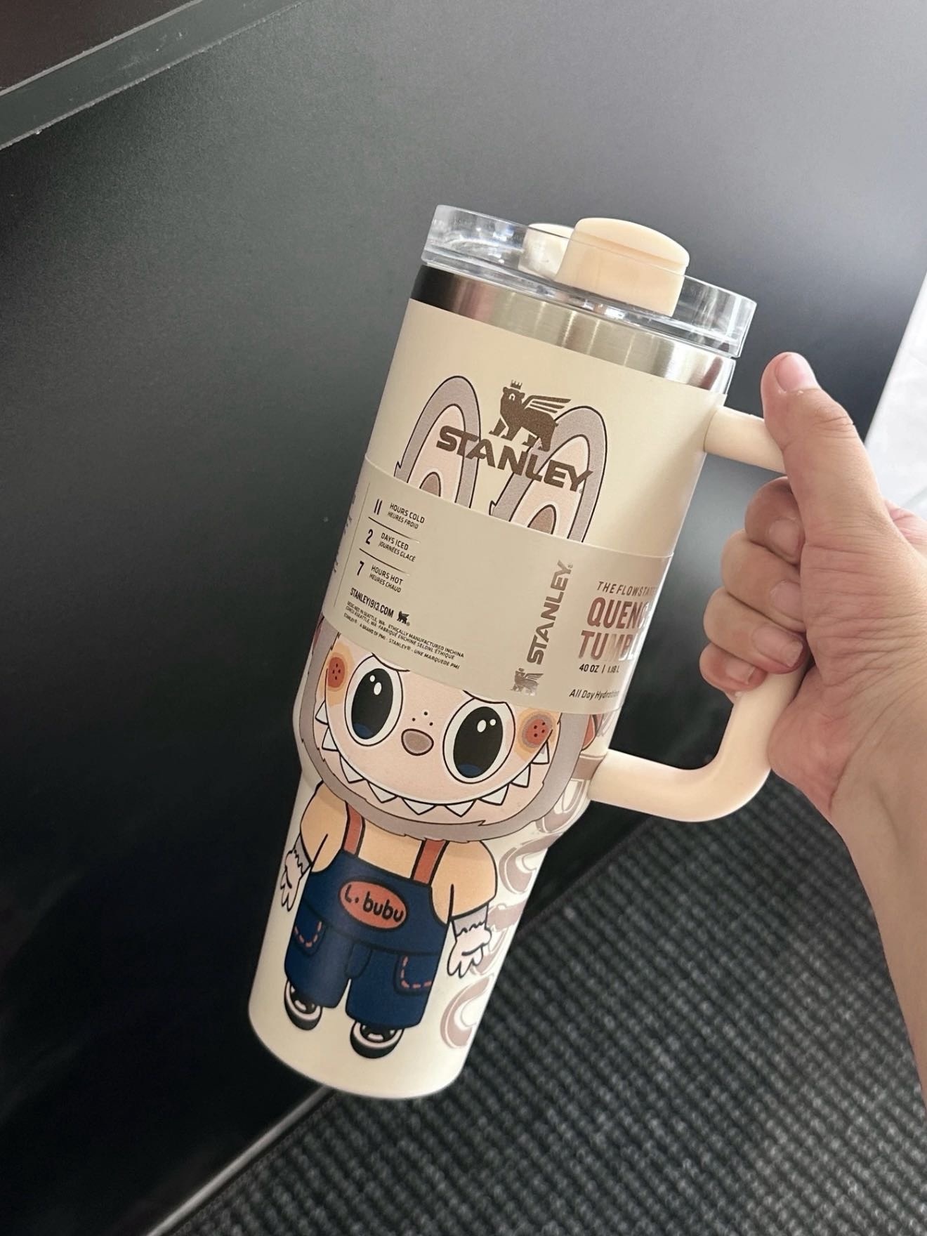 史*利Labubu联名吸管杯|拉布布水杯真可爱 今年最爱的一个水杯没有之一 做为拉布布的狂爱粉 怎么能不拿下它 保冷保温都不在话下 冰霸杯来实现吧!🚗❄️ 拉布布的萌态 让你的每一天都充满治愈力! 这不仅仅是一个水杯 它是你贴心暖伴 更是让它成为收藏和送礼的佳品