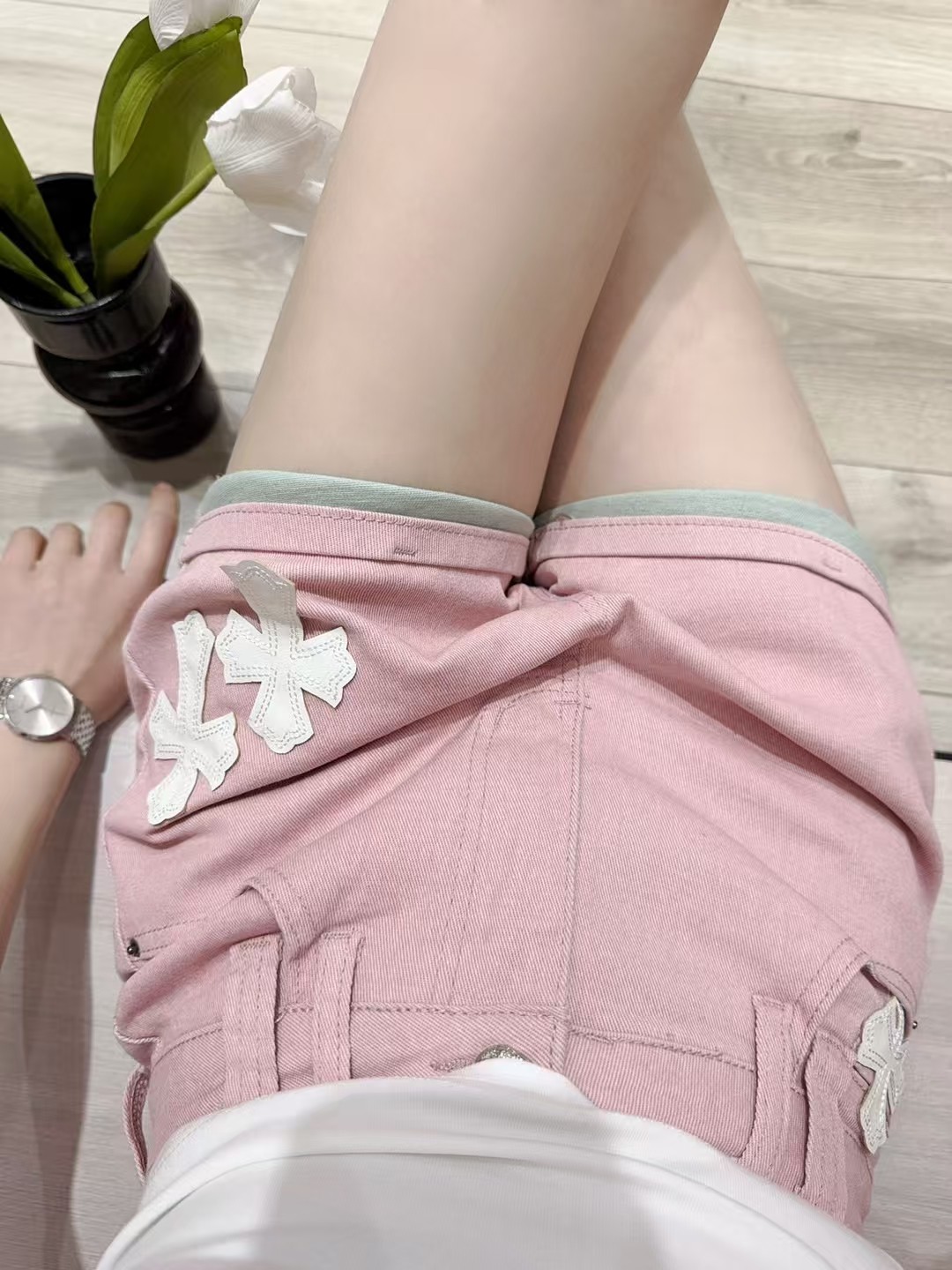 P437 IS A ONE-SIZE-FITS-ALL FEMALE OUTFIT WITH A PACK OF ZENCRO, ZIPPER SHORTS, SML. - 图片 5