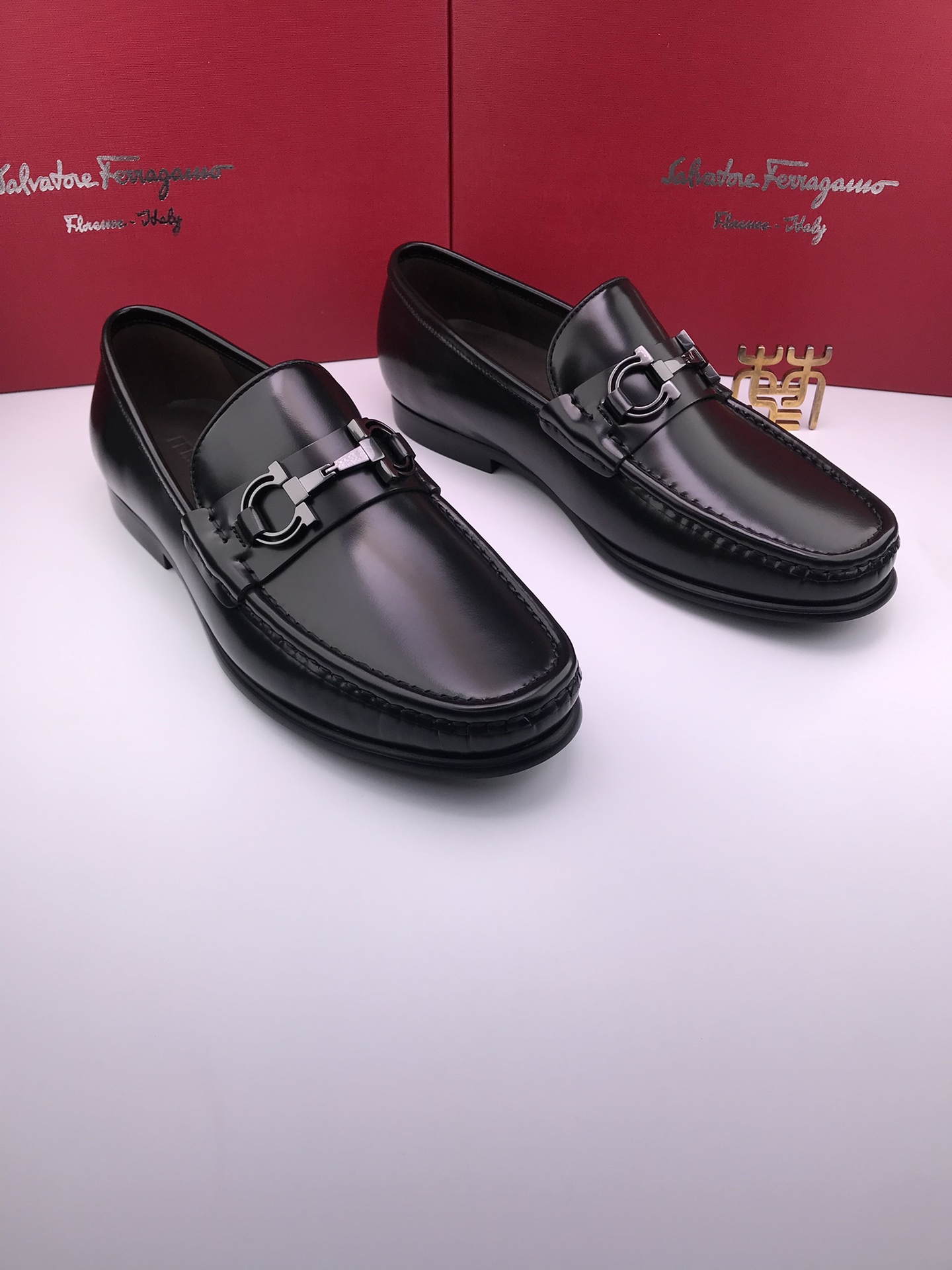 Salvatore Ferragamo Heren Zwarte Leren Loafers met Gesp - Stijl en Comfort