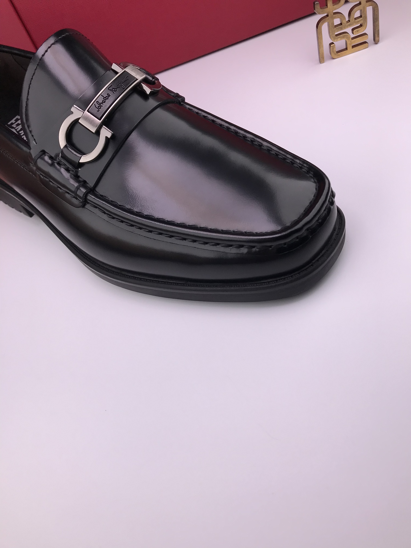 Elegantes Mocasines de Cuero Ferragamo para Hombre - Comodidad y Estilo