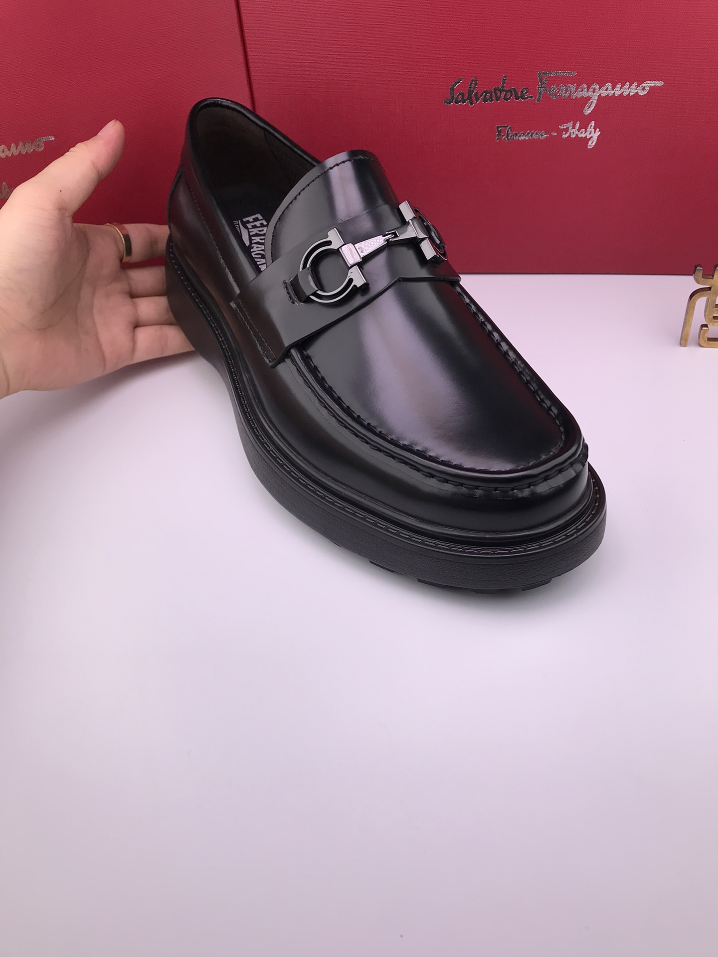 Mocassins Salvatore Ferragamo en Cuir Noir avec Semelle EVA et Détails Métalliques