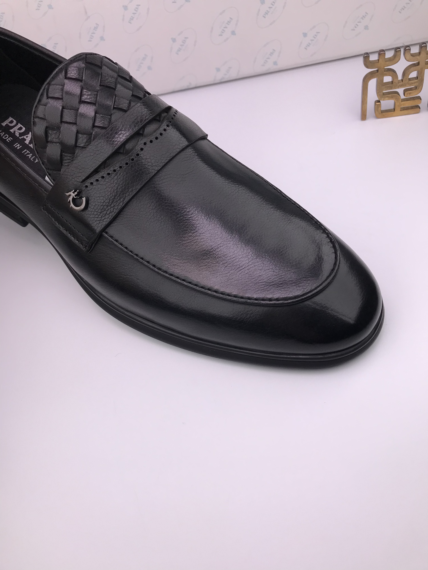 PRADA zwarte leren loafers met gevlochten detail - Comfortabele herenschoenen