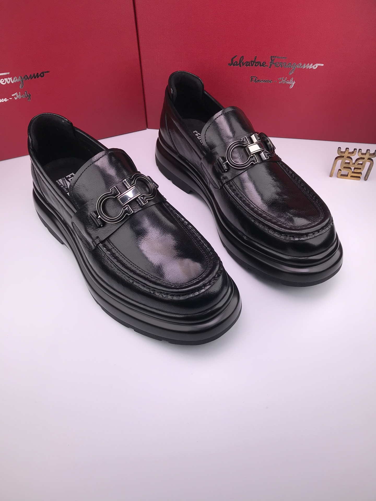 حذاء رسمي رجالي من الجلد الطبيعي Salvatore Ferragamo بنعل سميك مريح