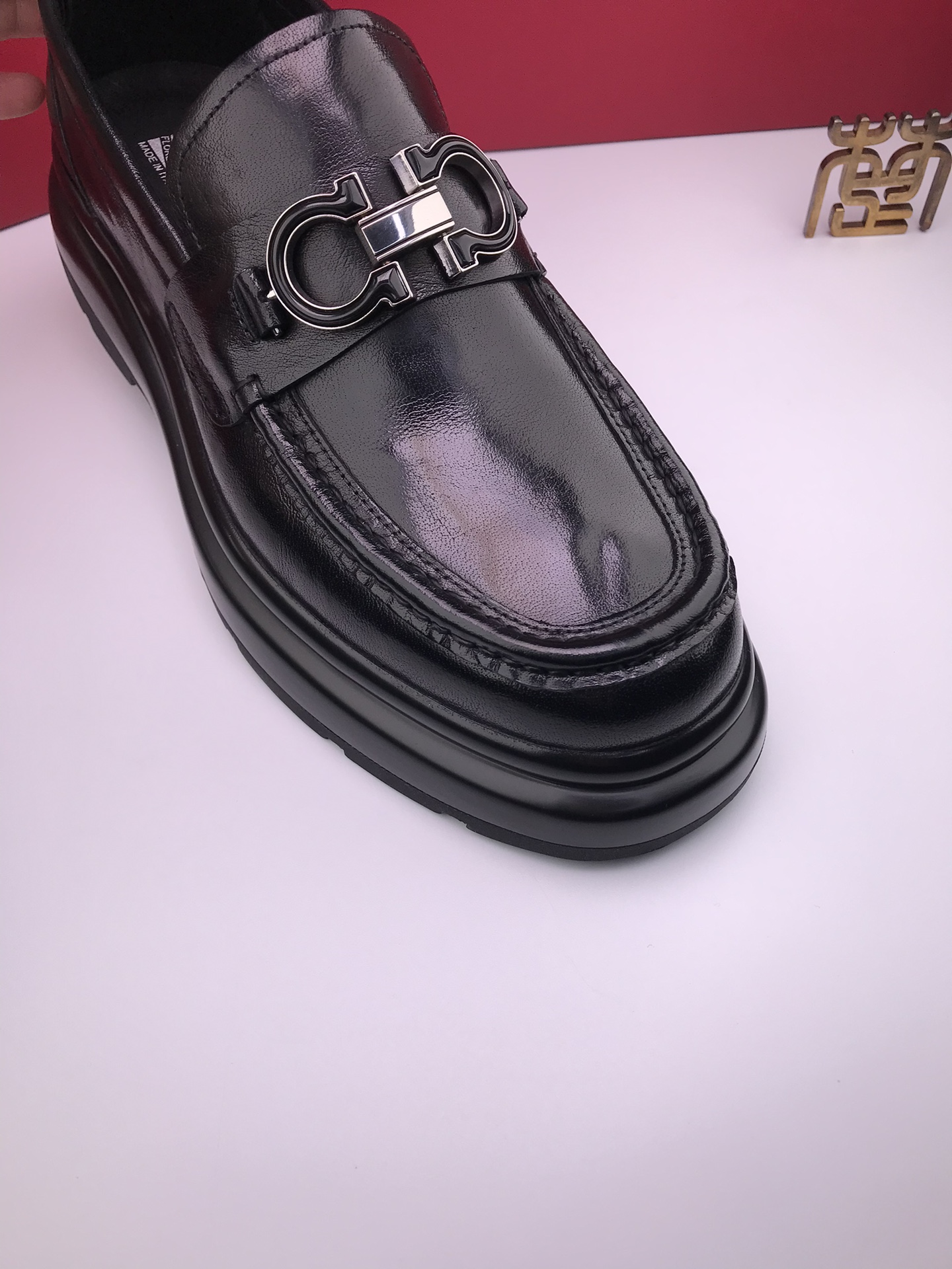Mocassins d'Affaires Salvatore Ferragamo en Cuir de Buffle Noir avec Semelle Épaisse