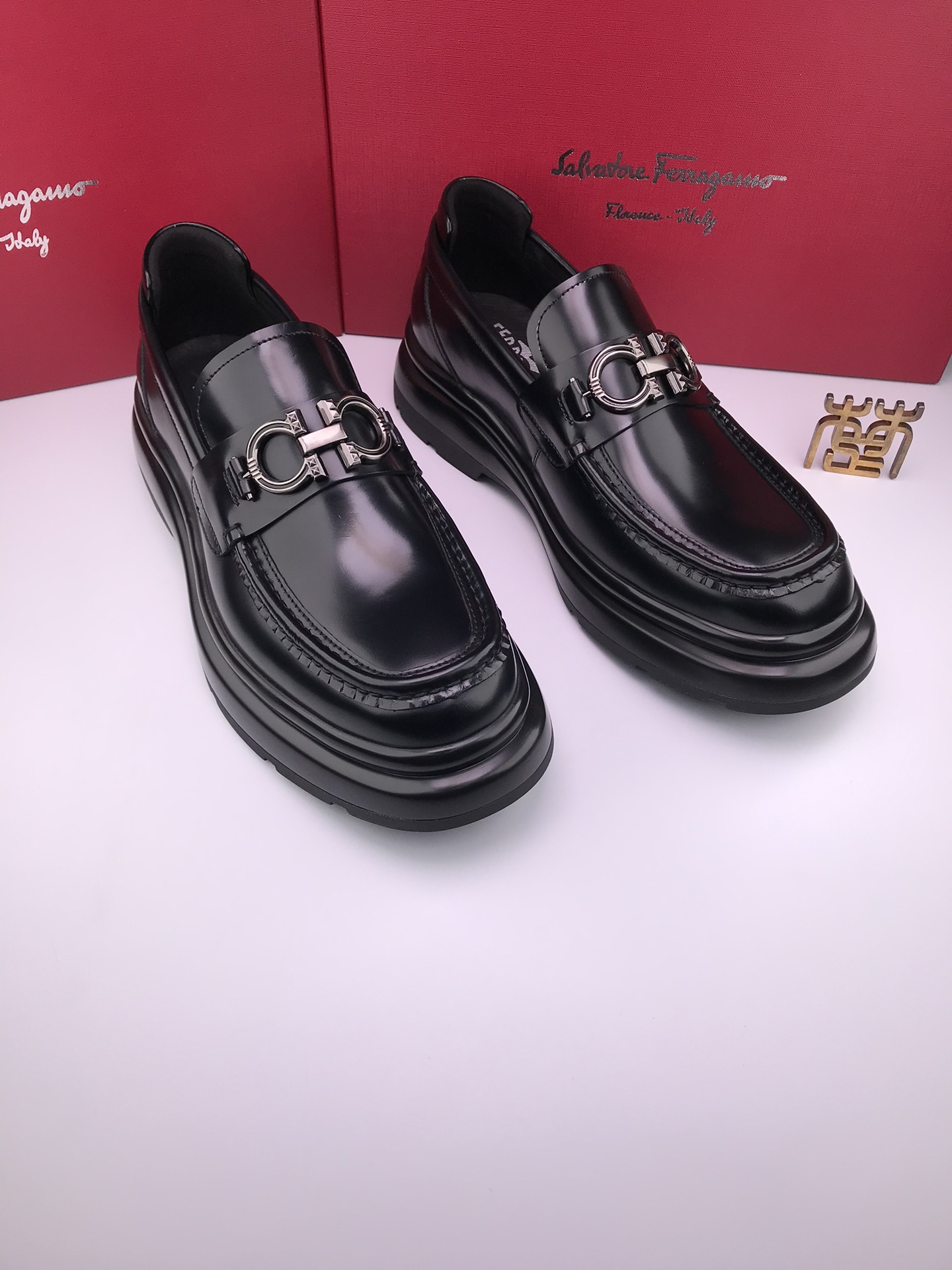 Mocassins d'affaires en cuir Salvatore Ferragamo avec semelle épaisse