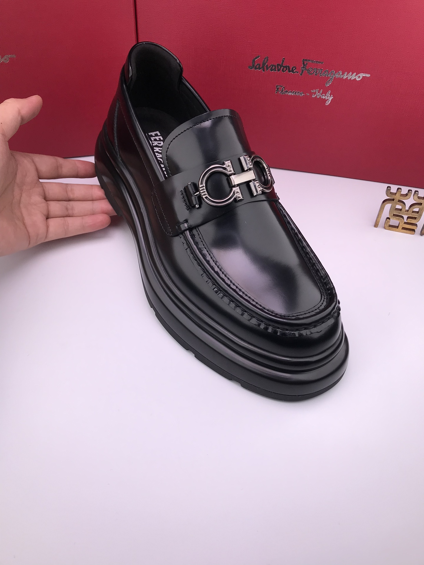 Elegantes Mocasines Ferragamo de Cuero Genuino con Suela Gruesa para Hombre