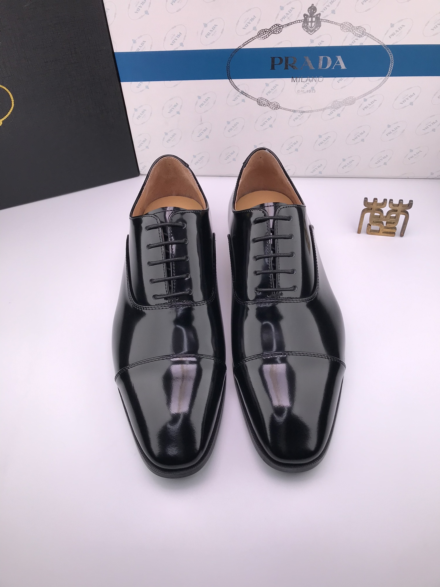 PRADA Chaussures Habillées en Cuir Verni Noir pour Hommes - Élégance et Confort