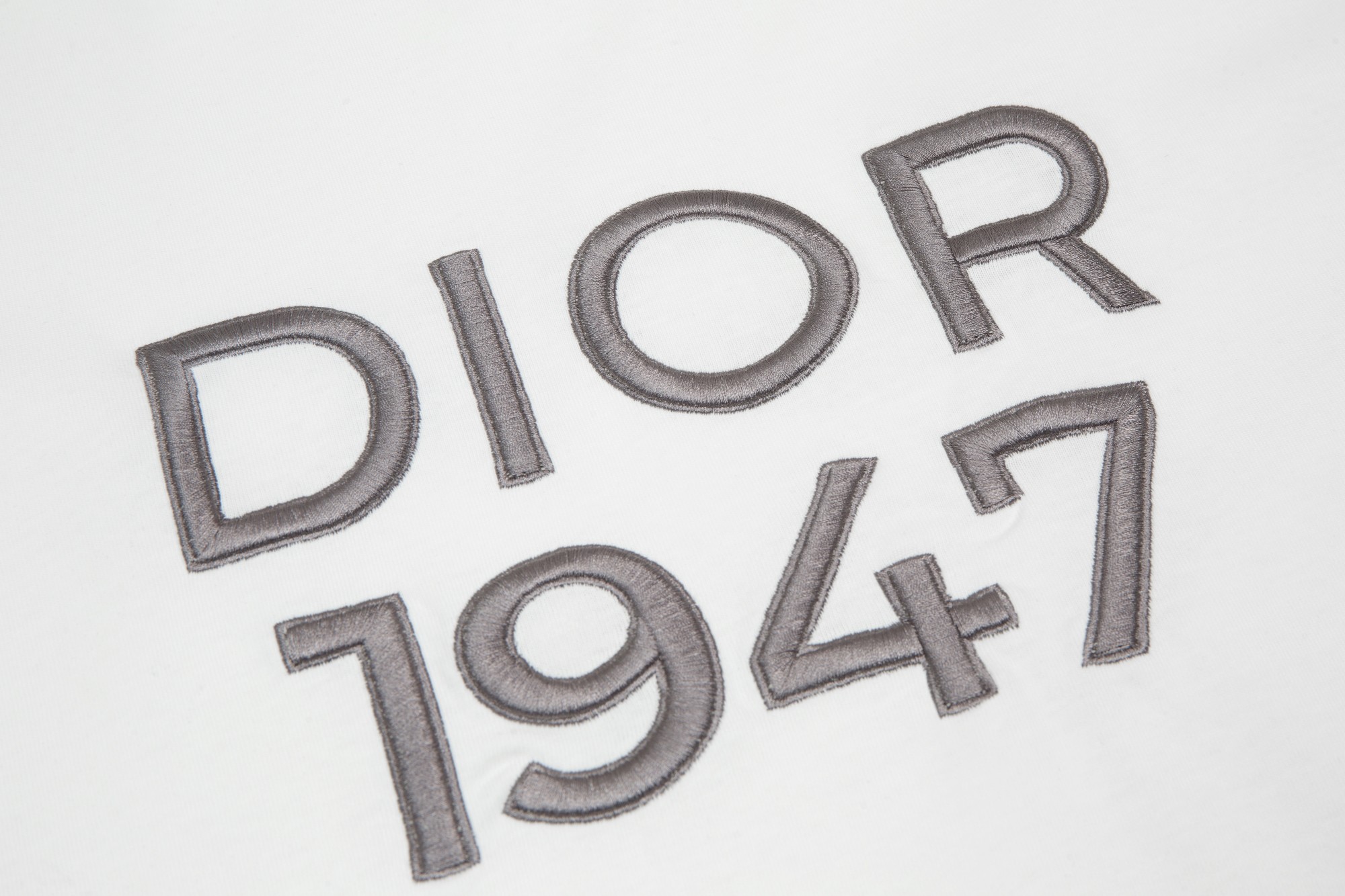 高品质dio迪奥2024最新龙年系列1947图案绣花字母T恤纯棉双纱面料采用高密度银线刺绣宽松版型全套辅