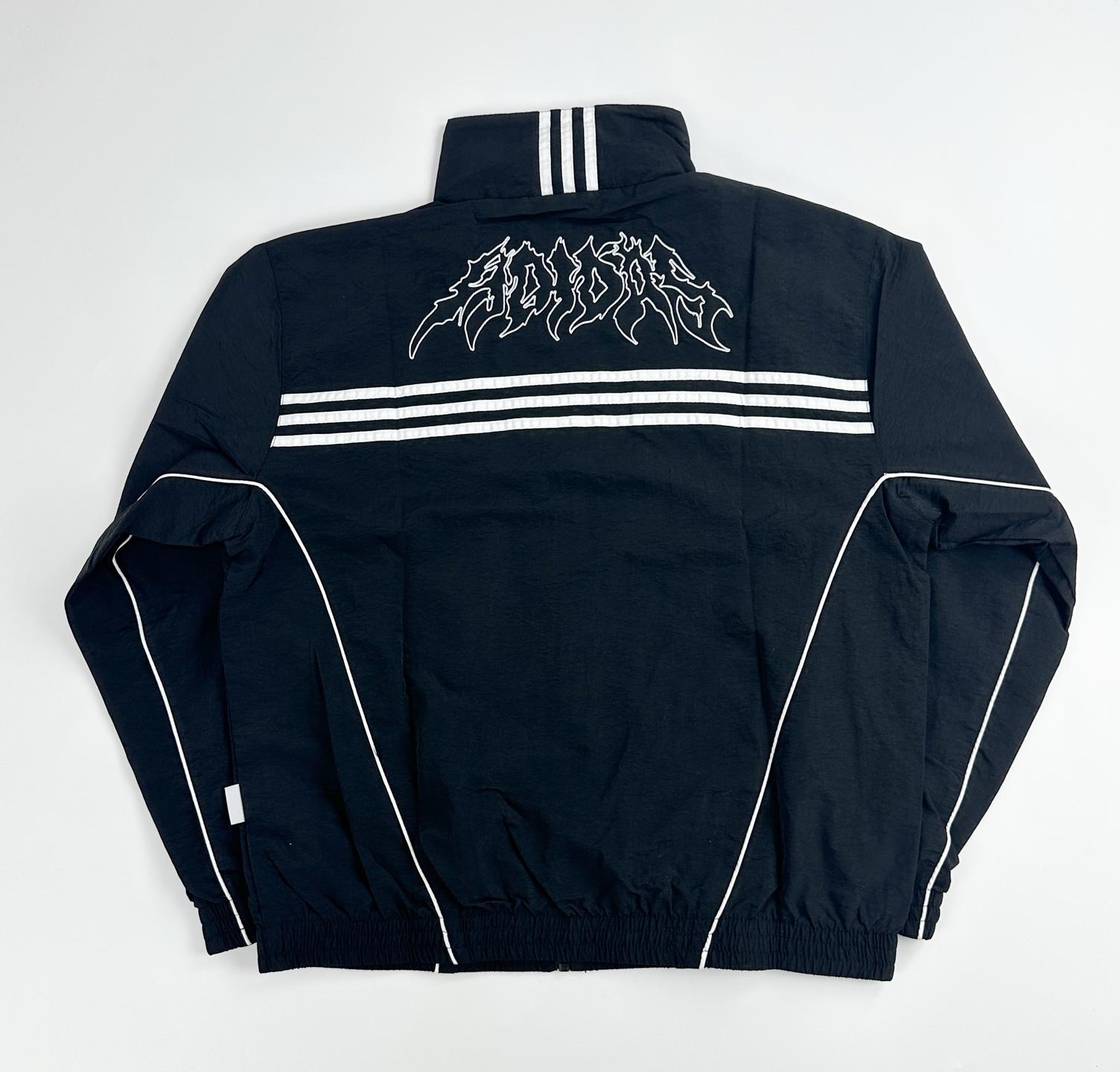 #B112 P105
三叶草阿迪达斯夹克男立领春季新款刺绣外套运动休闲队服宽松防风上衣
男女同款情侣款，适合春秋季节穿搭。
两种颜色选择
黑色和绿色让你轻松搭配任意风格
颜色：黑色 绿色
尺码S-2XL
衣长	胸围	袖长
S	65	108	74
M	67	112	76
L	69	116	78
XL	71	120	80
2XL	73	124	82