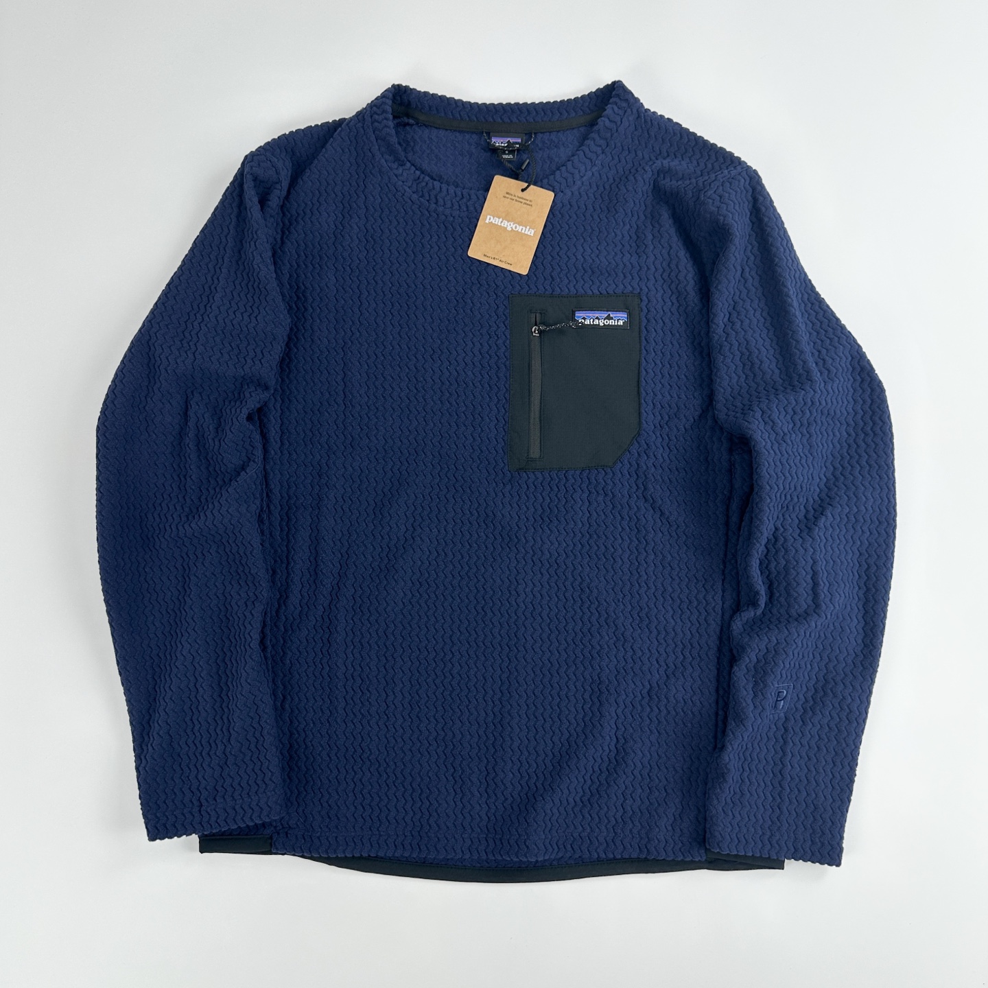 #B114 P85
patagonia 巴塔哥尼亚 R1 Air Zip 立领抓绒半拉链男女卫衣外套
面料：5.7 盎司100% 聚酯提花抓绒布，采用空心纱线和H
eiQ® Fresh 持久气味控制
版型：Slim fit /修身剪裁
R1® Ait Crew 是一种轻便、透气、快干的技术抓绒服，适合在寒冷条件下进行高强度运动。100%再生涤纶面料结构化，在运动过程中倍感舒适。
* ﻿﻿轻质、透气、技术抓绒面料，100%再生涤纶提花抓绒布采用空心纱线，具有独特的锯齿形纹理，可吸湿、快干且高度
* 透气，适合高强度活动；使用 HeiQ® Fresh 持久气味控制
* ﻿﻿肩部接缝舒适地放置背包带
* ﻿﻿左胸口袋方便存放小物件
* ﻿﻿后下摆和袖口采用快千编织包边，增加弹力并改善贴合度
适用场景：
休闲装、徒步，旅行、工作
颜色:黑色 藏青 绿色
S	M	L XL	2XL
衣长	67	69	71	73	75
胸围	104	108	112	116	120
肩宽	44	45.5	47	48.5	50
袖长	60	61.5 63 64.5	66
建议身高	160-165	165-170	170-175	175-180	180-185
建议体重	90-105	105-120	120-140	140-160	160-180