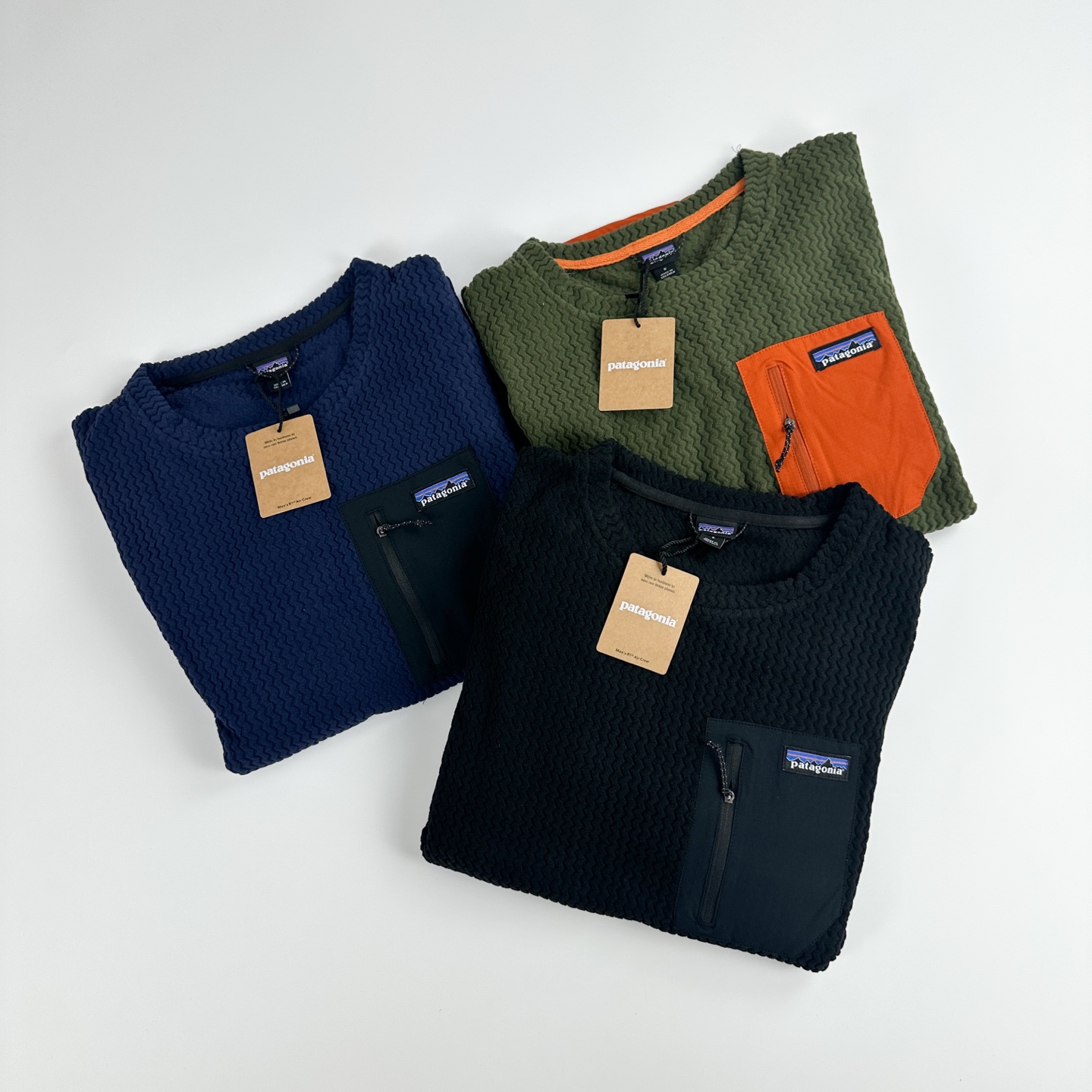 #B114 P85
patagonia 巴塔哥尼亚 R1 Air Zip 立领抓绒半拉链男女卫衣外套
面料：5.7 盎司100% 聚酯提花抓绒布，采用空心纱线和H
eiQ® Fresh 持久气味控制
版型：Slim fit /修身剪裁
R1® Ait Crew 是一种轻便、透气、快干的技术抓绒服，适合在寒冷条件下进行高强度运动。100%再生涤纶面料结构化，在运动过程中倍感舒适。
* ﻿﻿轻质、透气、技术抓绒面料，100%再生涤纶提花抓绒布采用空心纱线，具有独特的锯齿形纹理，可吸湿、快干且高度
* 透气，适合高强度活动；使用 HeiQ® Fresh 持久气味控制
* ﻿﻿肩部接缝舒适地放置背包带
* ﻿﻿左胸口袋方便存放小物件
* ﻿﻿后下摆和袖口采用快千编织包边，增加弹力并改善贴合度
适用场景：
休闲装、徒步，旅行、工作
颜色:黑色 藏青 绿色
S	M	L XL	2XL
衣长	67	69	71	73	75
胸围	104	108	112	116	120
肩宽	44	45.5	47	48.5	50
袖长	60	61.5 63 64.5	66
建议身高	160-165	165-170	170-175	175-180	180-185
建议体重	90-105	105-120	120-140	140-160	160-180