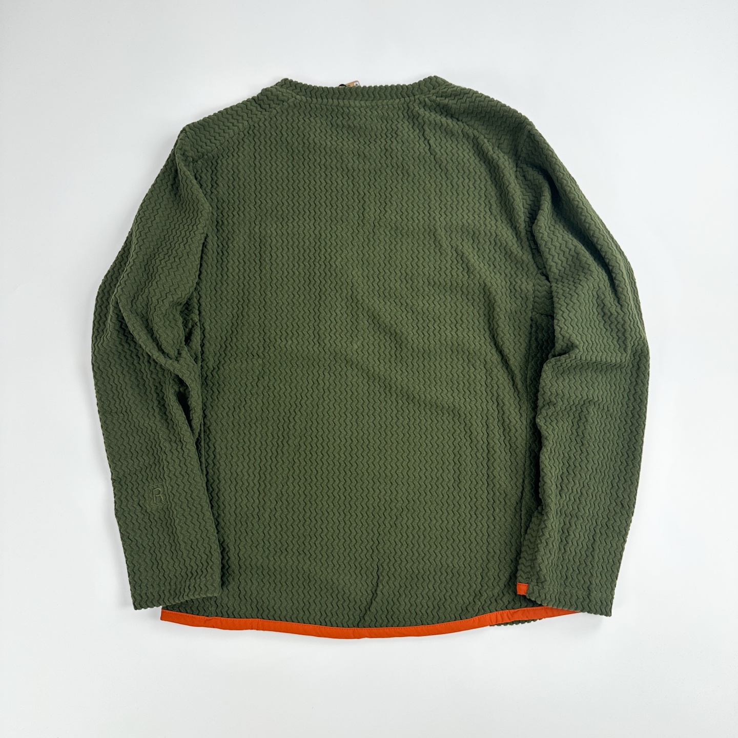 #B114 P85
patagonia 巴塔哥尼亚 R1 Air Zip 立领抓绒半拉链男女卫衣外套
面料：5.7 盎司100% 聚酯提花抓绒布，采用空心纱线和H
eiQ® Fresh 持久气味控制
版型：Slim fit /修身剪裁
R1® Ait Crew 是一种轻便、透气、快干的技术抓绒服，适合在寒冷条件下进行高强度运动。100%再生涤纶面料结构化，在运动过程中倍感舒适。
* ﻿﻿轻质、透气、技术抓绒面料，100%再生涤纶提花抓绒布采用空心纱线，具有独特的锯齿形纹理，可吸湿、快干且高度
* 透气，适合高强度活动；使用 HeiQ® Fresh 持久气味控制
* ﻿﻿肩部接缝舒适地放置背包带
* ﻿﻿左胸口袋方便存放小物件
* ﻿﻿后下摆和袖口采用快千编织包边，增加弹力并改善贴合度
适用场景：
休闲装、徒步，旅行、工作
颜色:黑色 藏青 绿色
S	M	L XL	2XL
衣长	67	69	71	73	75
胸围	104	108	112	116	120
肩宽	44	45.5	47	48.5	50
袖长	60	61.5 63 64.5	66
建议身高	160-165	165-170	170-175	175-180	180-185
建议体重	90-105	105-120	120-140	140-160	160-180