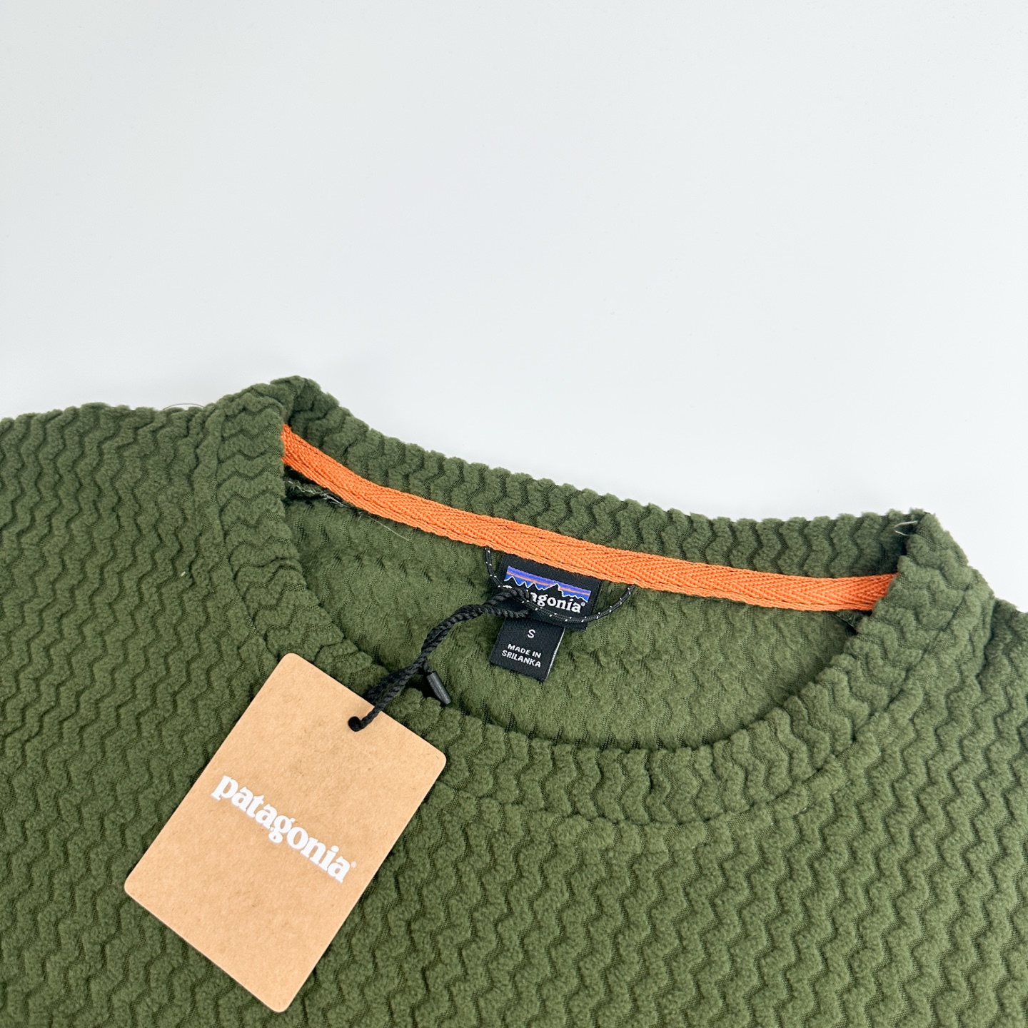 #B114 P85
patagonia 巴塔哥尼亚 R1 Air Zip 立领抓绒半拉链男女卫衣外套
面料：5.7 盎司100% 聚酯提花抓绒布，采用空心纱线和H
eiQ® Fresh 持久气味控制
版型：Slim fit /修身剪裁
R1® Ait Crew 是一种轻便、透气、快干的技术抓绒服，适合在寒冷条件下进行高强度运动。100%再生涤纶面料结构化，在运动过程中倍感舒适。
* ﻿﻿轻质、透气、技术抓绒面料，100%再生涤纶提花抓绒布采用空心纱线，具有独特的锯齿形纹理，可吸湿、快干且高度
* 透气，适合高强度活动；使用 HeiQ® Fresh 持久气味控制
* ﻿﻿肩部接缝舒适地放置背包带
* ﻿﻿左胸口袋方便存放小物件
* ﻿﻿后下摆和袖口采用快千编织包边，增加弹力并改善贴合度
适用场景：
休闲装、徒步，旅行、工作
颜色:黑色 藏青 绿色
S	M	L XL	2XL
衣长	67	69	71	73	75
胸围	104	108	112	116	120
肩宽	44	45.5	47	48.5	50
袖长	60	61.5 63 64.5	66
建议身高	160-165	165-170	170-175	175-180	180-185
建议体重	90-105	105-120	120-140	140-160	160-180