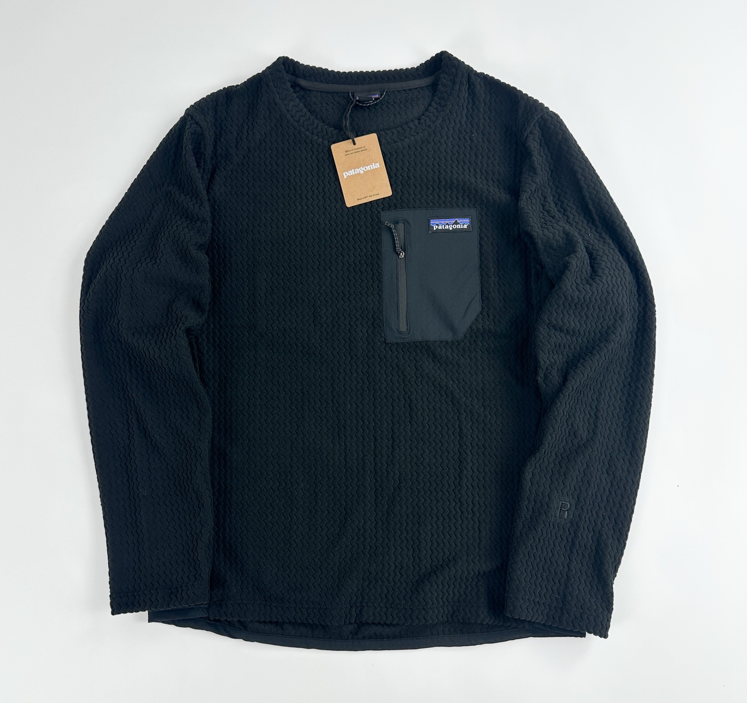 #B114 P85
patagonia 巴塔哥尼亚 R1 Air Zip 立领抓绒半拉链男女卫衣外套
面料：5.7 盎司100% 聚酯提花抓绒布，采用空心纱线和H
eiQ® Fresh 持久气味控制
版型：Slim fit /修身剪裁
R1® Ait Crew 是一种轻便、透气、快干的技术抓绒服，适合在寒冷条件下进行高强度运动。100%再生涤纶面料结构化，在运动过程中倍感舒适。
* ﻿﻿轻质、透气、技术抓绒面料，100%再生涤纶提花抓绒布采用空心纱线，具有独特的锯齿形纹理，可吸湿、快干且高度
* 透气，适合高强度活动；使用 HeiQ® Fresh 持久气味控制
* ﻿﻿肩部接缝舒适地放置背包带
* ﻿﻿左胸口袋方便存放小物件
* ﻿﻿后下摆和袖口采用快千编织包边，增加弹力并改善贴合度
适用场景：
休闲装、徒步，旅行、工作
颜色:黑色 藏青 绿色
S	M	L XL	2XL
衣长	67	69	71	73	75
胸围	104	108	112	116	120
肩宽	44	45.5	47	48.5	50
袖长	60	61.5 63 64.5	66
建议身高	160-165	165-170	170-175	175-180	180-185
建议体重	90-105	105-120	120-140	140-160	160-180