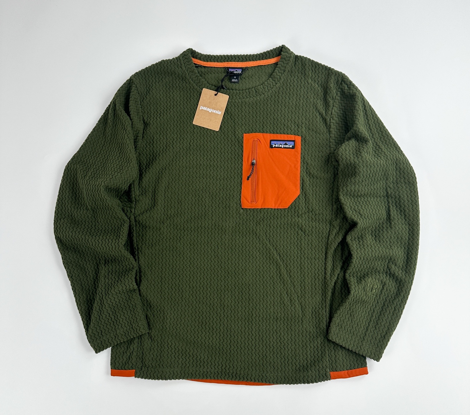 #B114 P85
patagonia 巴塔哥尼亚 R1 Air Zip 立领抓绒半拉链男女卫衣外套
面料：5.7 盎司100% 聚酯提花抓绒布，采用空心纱线和H
eiQ® Fresh 持久气味控制
版型：Slim fit /修身剪裁
R1® Ait Crew 是一种轻便、透气、快干的技术抓绒服，适合在寒冷条件下进行高强度运动。100%再生涤纶面料结构化，在运动过程中倍感舒适。
* ﻿﻿轻质、透气、技术抓绒面料，100%再生涤纶提花抓绒布采用空心纱线，具有独特的锯齿形纹理，可吸湿、快干且高度
* 透气，适合高强度活动；使用 HeiQ® Fresh 持久气味控制
* ﻿﻿肩部接缝舒适地放置背包带
* ﻿﻿左胸口袋方便存放小物件
* ﻿﻿后下摆和袖口采用快千编织包边，增加弹力并改善贴合度
适用场景：
休闲装、徒步，旅行、工作
颜色:黑色 藏青 绿色
S	M	L XL	2XL
衣长	67	69	71	73	75
胸围	104	108	112	116	120
肩宽	44	45.5	47	48.5	50
袖长	60	61.5 63 64.5	66
建议身高	160-165	165-170	170-175	175-180	180-185
建议体重	90-105	105-120	120-140	140-160	160-180