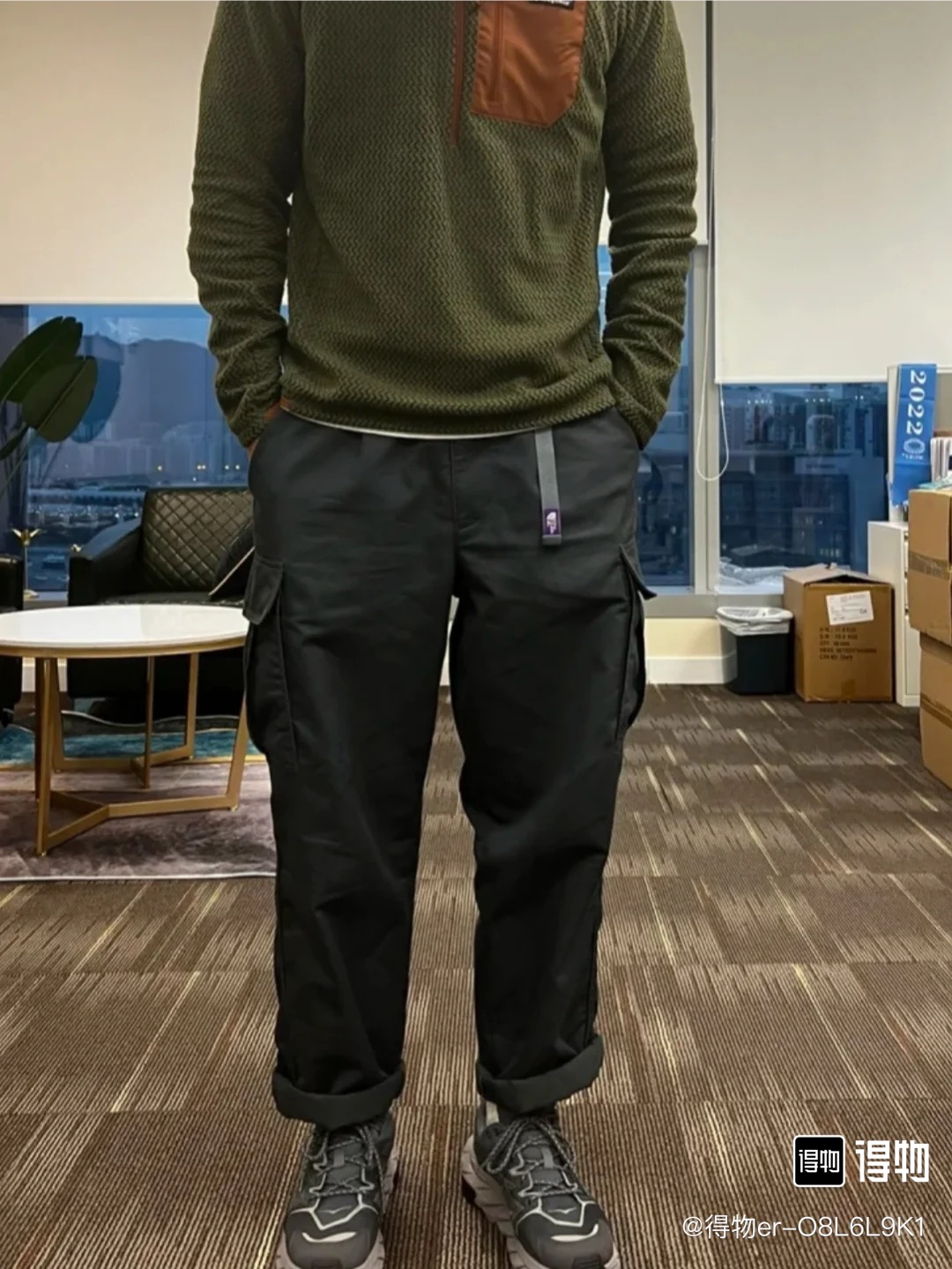 #B114 P85
patagonia 巴塔哥尼亚 R1 Air Zip 立领抓绒半拉链男女卫衣外套
面料：5.7 盎司100% 聚酯提花抓绒布，采用空心纱线和H
eiQ® Fresh 持久气味控制
版型：Slim fit /修身剪裁
R1® Ait Crew 是一种轻便、透气、快干的技术抓绒服，适合在寒冷条件下进行高强度运动。100%再生涤纶面料结构化，在运动过程中倍感舒适。
* ﻿﻿轻质、透气、技术抓绒面料，100%再生涤纶提花抓绒布采用空心纱线，具有独特的锯齿形纹理，可吸湿、快干且高度
* 透气，适合高强度活动；使用 HeiQ® Fresh 持久气味控制
* ﻿﻿肩部接缝舒适地放置背包带
* ﻿﻿左胸口袋方便存放小物件
* ﻿﻿后下摆和袖口采用快千编织包边，增加弹力并改善贴合度
适用场景：
休闲装、徒步，旅行、工作
颜色:黑色 藏青 绿色
S	M	L XL	2XL
衣长	67	69	71	73	75
胸围	104	108	112	116	120
肩宽	44	45.5	47	48.5	50
袖长	60	61.5 63 64.5	66
建议身高	160-165	165-170	170-175	175-180	180-185
建议体重	90-105	105-120	120-140	140-160	160-180
