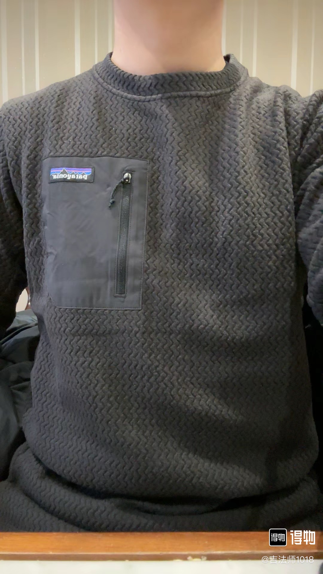 #B114 P85
patagonia 巴塔哥尼亚 R1 Air Zip 立领抓绒半拉链男女卫衣外套
面料：5.7 盎司100% 聚酯提花抓绒布，采用空心纱线和H
eiQ® Fresh 持久气味控制
版型：Slim fit /修身剪裁
R1® Ait Crew 是一种轻便、透气、快干的技术抓绒服，适合在寒冷条件下进行高强度运动。100%再生涤纶面料结构化，在运动过程中倍感舒适。
* ﻿﻿轻质、透气、技术抓绒面料，100%再生涤纶提花抓绒布采用空心纱线，具有独特的锯齿形纹理，可吸湿、快干且高度
* 透气，适合高强度活动；使用 HeiQ® Fresh 持久气味控制
* ﻿﻿肩部接缝舒适地放置背包带
* ﻿﻿左胸口袋方便存放小物件
* ﻿﻿后下摆和袖口采用快千编织包边，增加弹力并改善贴合度
适用场景：
休闲装、徒步，旅行、工作
颜色:黑色 藏青 绿色
S	M	L XL	2XL
衣长	67	69	71	73	75
胸围	104	108	112	116	120
肩宽	44	45.5	47	48.5	50
袖长	60	61.5 63 64.5	66
建议身高	160-165	165-170	170-175	175-180	180-185
建议体重	90-105	105-120	120-140	140-160	160-180