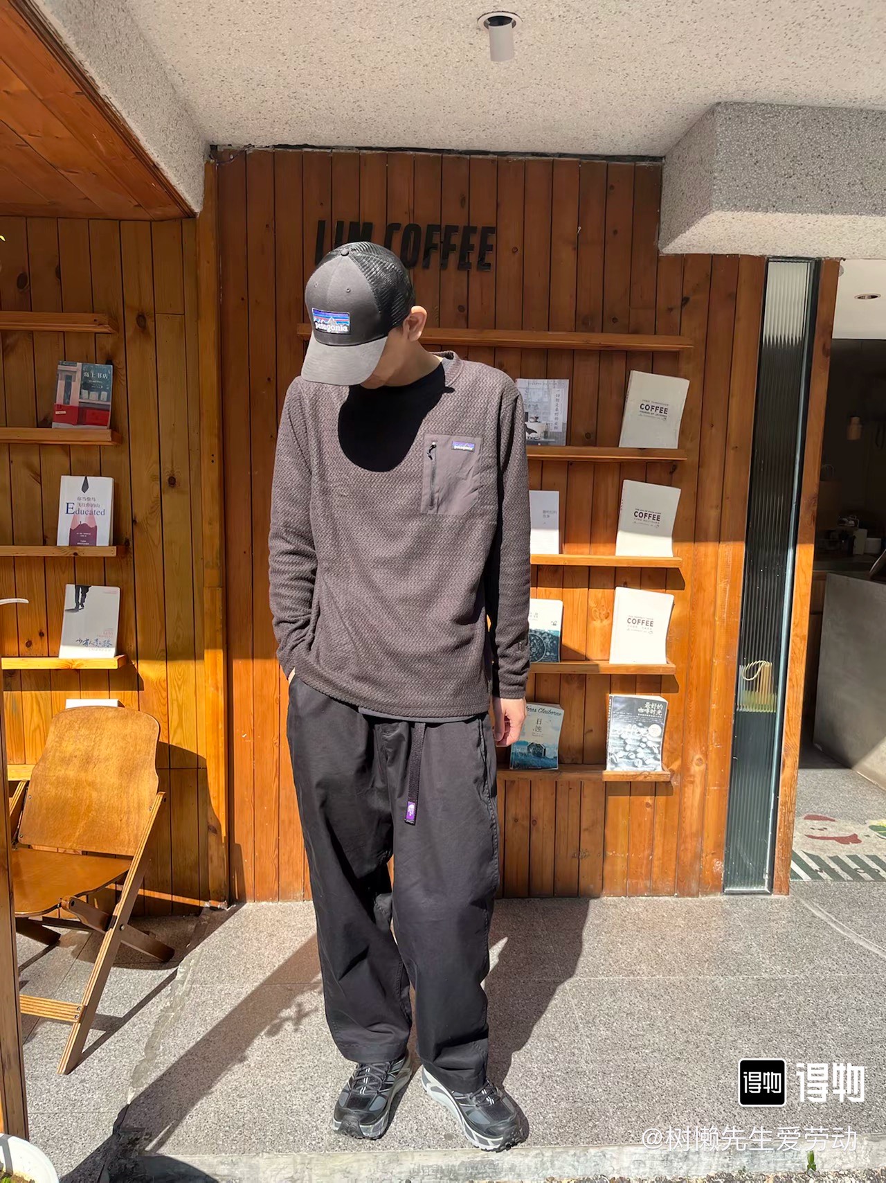 #B114 P85
patagonia 巴塔哥尼亚 R1 Air Zip 立领抓绒半拉链男女卫衣外套
面料：5.7 盎司100% 聚酯提花抓绒布，采用空心纱线和H
eiQ® Fresh 持久气味控制
版型：Slim fit /修身剪裁
R1® Ait Crew 是一种轻便、透气、快干的技术抓绒服，适合在寒冷条件下进行高强度运动。100%再生涤纶面料结构化，在运动过程中倍感舒适。
* ﻿﻿轻质、透气、技术抓绒面料，100%再生涤纶提花抓绒布采用空心纱线，具有独特的锯齿形纹理，可吸湿、快干且高度
* 透气，适合高强度活动；使用 HeiQ® Fresh 持久气味控制
* ﻿﻿肩部接缝舒适地放置背包带
* ﻿﻿左胸口袋方便存放小物件
* ﻿﻿后下摆和袖口采用快千编织包边，增加弹力并改善贴合度
适用场景：
休闲装、徒步，旅行、工作
颜色:黑色 藏青 绿色
S	M	L XL	2XL
衣长	67	69	71	73	75
胸围	104	108	112	116	120
肩宽	44	45.5	47	48.5	50
袖长	60	61.5 63 64.5	66
建议身高	160-165	165-170	170-175	175-180	180-185
建议体重	90-105	105-120	120-140	140-160	160-180