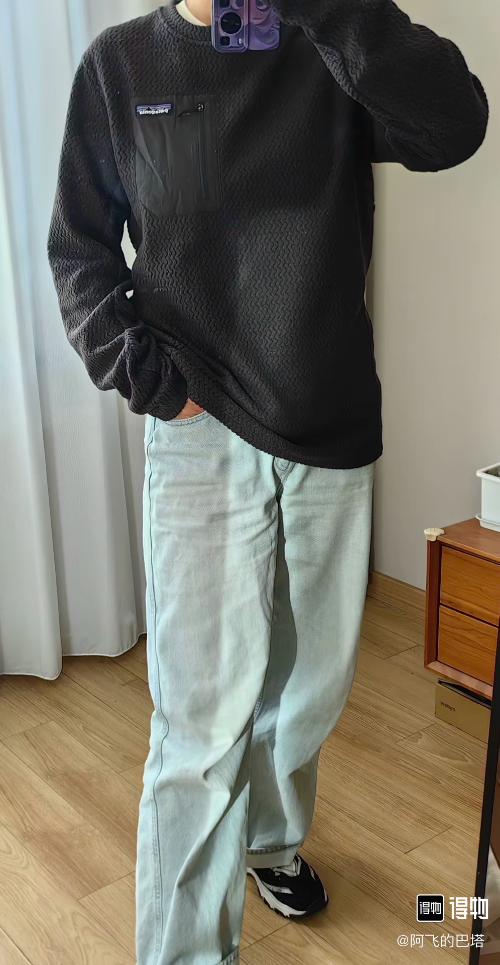 #B114 P85
patagonia 巴塔哥尼亚 R1 Air Zip 立领抓绒半拉链男女卫衣外套
面料：5.7 盎司100% 聚酯提花抓绒布，采用空心纱线和H
eiQ® Fresh 持久气味控制
版型：Slim fit /修身剪裁
R1® Ait Crew 是一种轻便、透气、快干的技术抓绒服，适合在寒冷条件下进行高强度运动。100%再生涤纶面料结构化，在运动过程中倍感舒适。
* ﻿﻿轻质、透气、技术抓绒面料，100%再生涤纶提花抓绒布采用空心纱线，具有独特的锯齿形纹理，可吸湿、快干且高度
* 透气，适合高强度活动；使用 HeiQ® Fresh 持久气味控制
* ﻿﻿肩部接缝舒适地放置背包带
* ﻿﻿左胸口袋方便存放小物件
* ﻿﻿后下摆和袖口采用快千编织包边，增加弹力并改善贴合度
适用场景：
休闲装、徒步，旅行、工作
颜色:黑色 藏青 绿色
S	M	L XL	2XL
衣长	67	69	71	73	75
胸围	104	108	112	116	120
肩宽	44	45.5	47	48.5	50
袖长	60	61.5 63 64.5	66
建议身高	160-165	165-170	170-175	175-180	180-185
建议体重	90-105	105-120	120-140	140-160	160-180