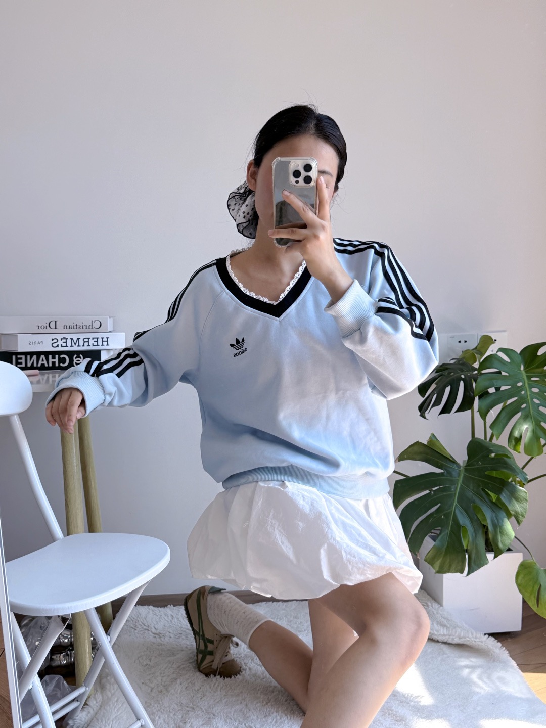 #B121 P95
三叶草同款V领蕾丝卫衣

谁穿谁好看！经典百搭V领连帽卫衣！
叠穿、内搭都是最基础的款，
绝对是秋冬最实穿的百搭单品！

纯棉不挑人的好卫衣！任何年龄层次都能穿！

这个品质这个版型一定要多买两件回去，尺寸够大！可以和闺蜜一起穿

百分百棉材质款式经典大气。

简约、随性、精致，体现时尚女性日常生活的状态shopping、

漫步街头,假日旅行、周末休闲等着装需求，小主们不要错过哦！
颜色:黑色 蓝色
尺码:S-XL
S	M	L	XL
衣长	64	66	68	70	
胸围	59	61	63	65	
肩袖长	72	74	76	78	
建议身高	155-160	160-165	165-170	170-175	
建议体重	85-105	100-120	120-135	130-150