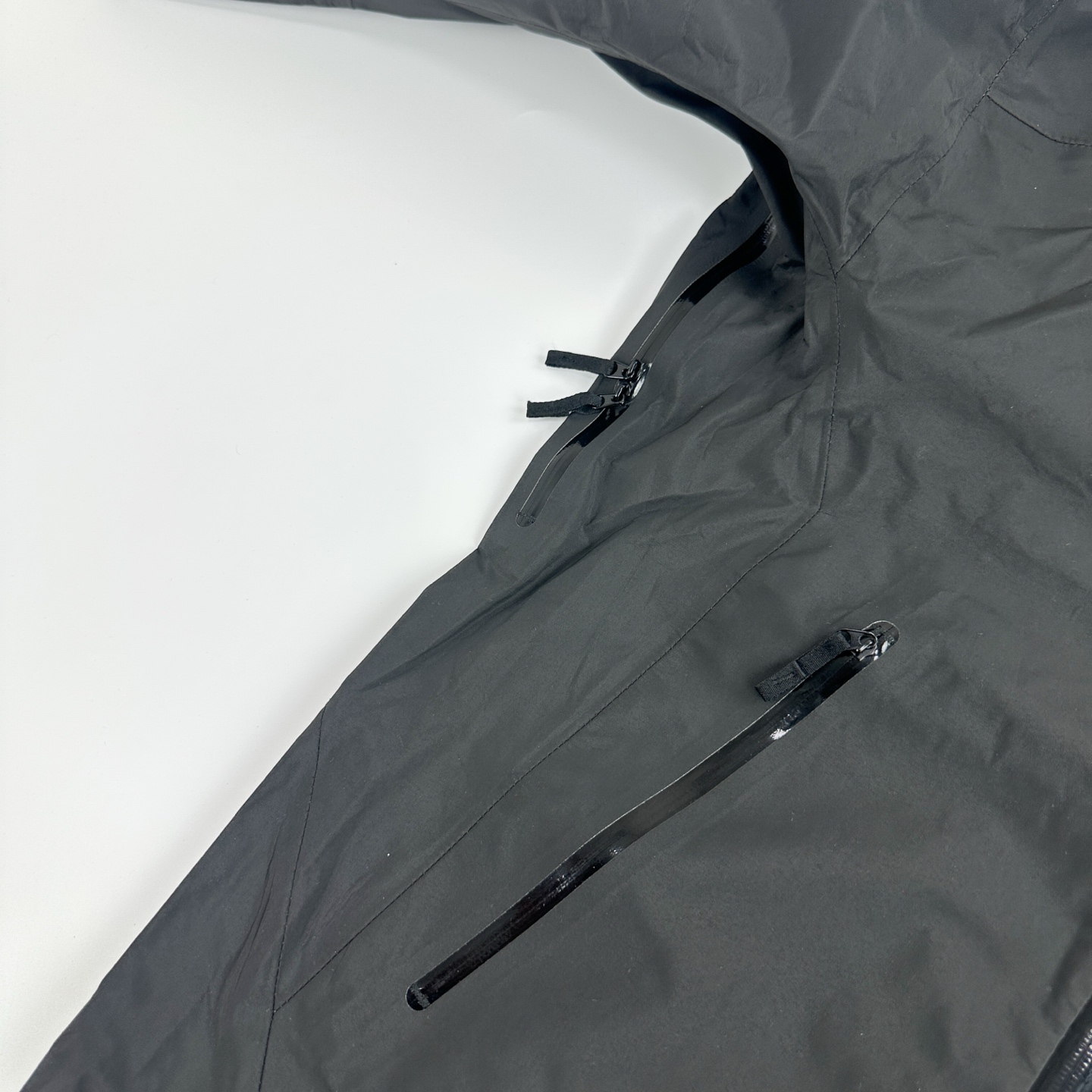 #B113 P205
耐克刺绣外硬壳冲锋衣

男女同款 情侣款式 定制定染户外冲锋衣面料经典SV版型
黑色经典百搭色系 单色入 胸前 腋下 手臂 均带走防水拉链 并采用压胶工艺 外贸公司 工艺 抗撕裂 不开胶 立体帽结构 后脑勺 一键抽拉设计 完美贴合 适应各种头型 专业户外设计师设计 立体剪裁 完美符合人体工程学 上身有型 挺括户外穿越 日常通勤 必备款式 店主五星推荐款 必入款

尺码： m l xl 2xl 3xl
衣长	胸围	袖口	袖长	身高(M)	体重(斤)	
M	72	116	11	58.5	160-170	90-125	
L	74	120	11	59	170-185	120-145	
XL	76	124	11.5	  60.5	175-180	145-165	
2XL 78	128	11.5	  61.5	180-185	165-185	
3XL 80	132	12	62.5	180-190	185-205	
注:因人工测量会有2-3cm误差，以收到实物为准。