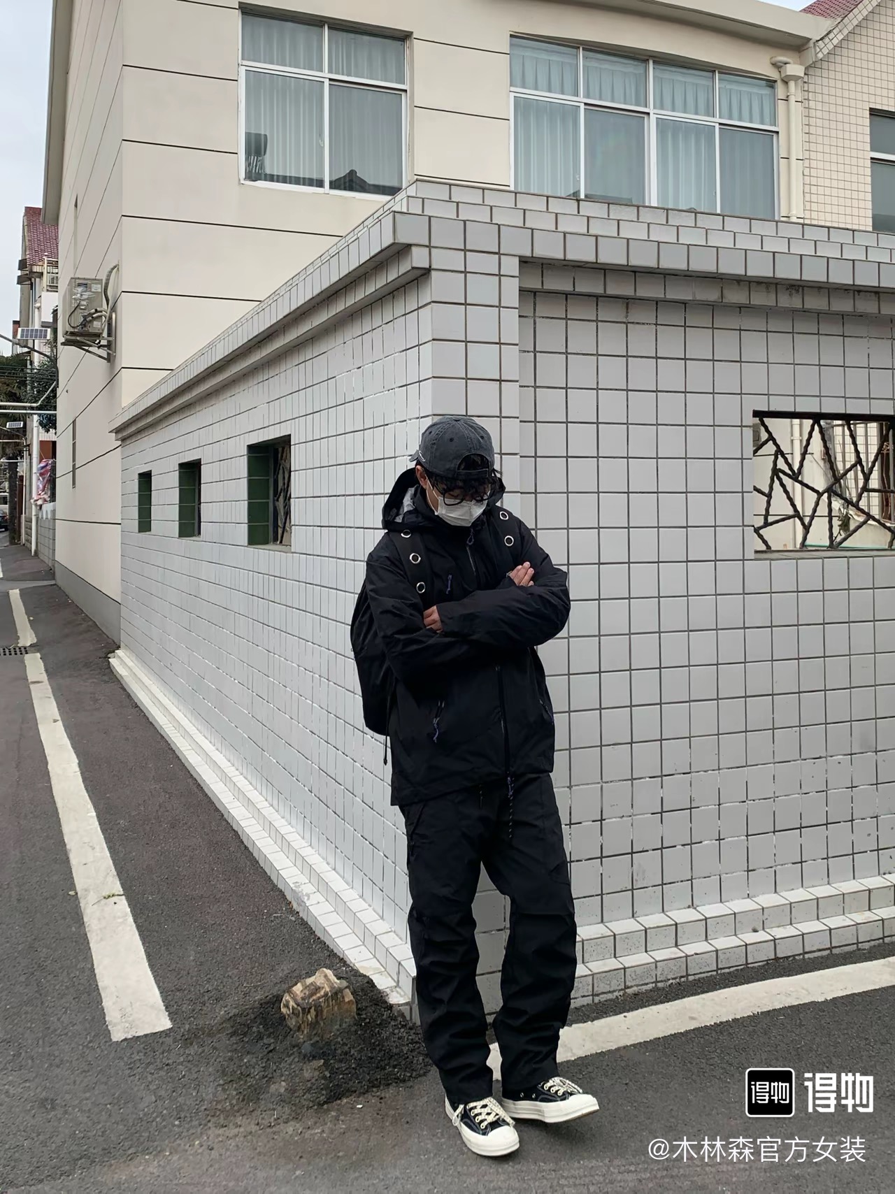 #B113 P205
耐克刺绣外硬壳冲锋衣

男女同款 情侣款式 定制定染户外冲锋衣面料经典SV版型
黑色经典百搭色系 单色入 胸前 腋下 手臂 均带走防水拉链 并采用压胶工艺 外贸公司 工艺 抗撕裂 不开胶 立体帽结构 后脑勺 一键抽拉设计 完美贴合 适应各种头型 专业户外设计师设计 立体剪裁 完美符合人体工程学 上身有型 挺括户外穿越 日常通勤 必备款式 店主五星推荐款 必入款

尺码： m l xl 2xl 3xl
衣长	胸围	袖口	袖长	身高(M)	体重(斤)	
M	72	116	11	58.5	160-170	90-125	
L	74	120	11	59	170-185	120-145	
XL	76	124	11.5	  60.5	175-180	145-165	
2XL 78	128	11.5	  61.5	180-185	165-185	
3XL 80	132	12	62.5	180-190	185-205	
注:因人工测量会有2-3cm误差，以收到实物为准。