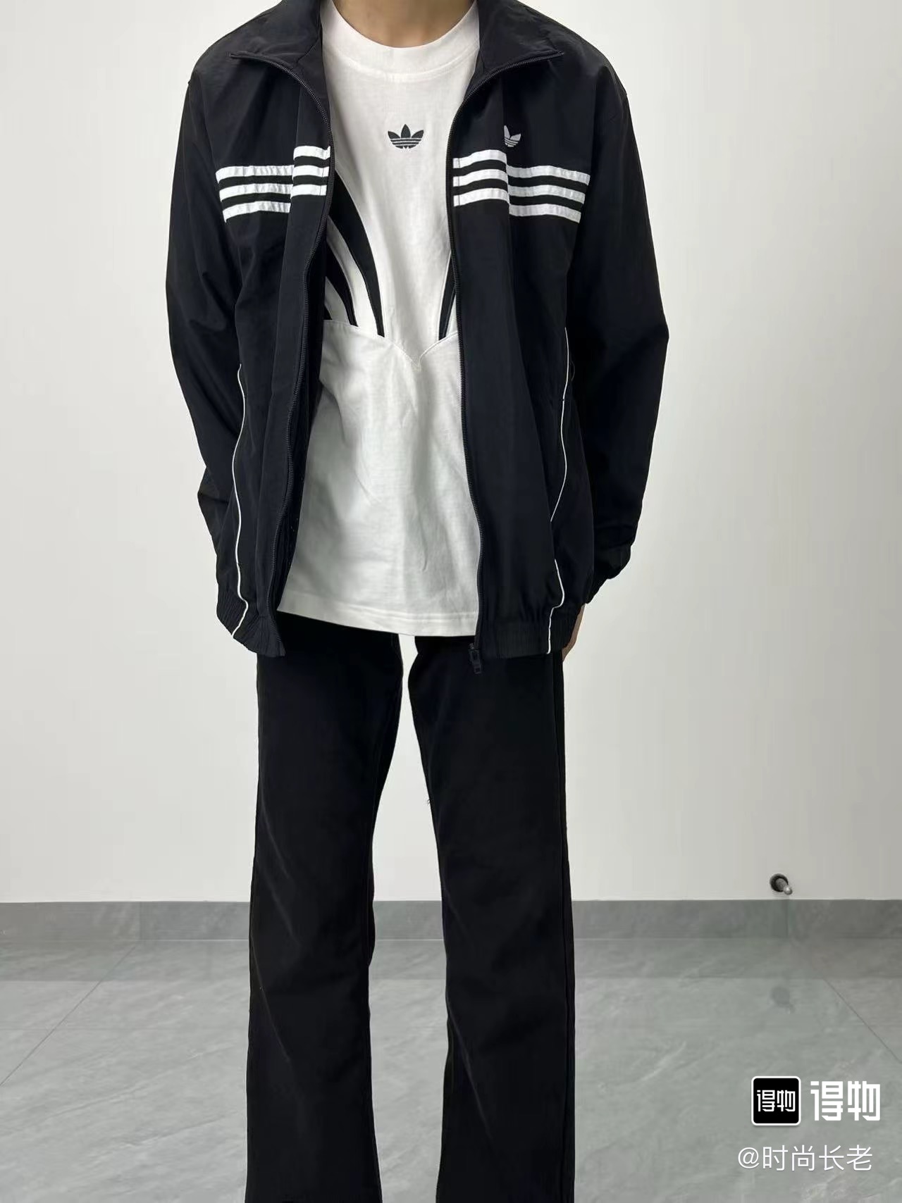 #B112 P105
三叶草阿迪达斯夹克男立领春季新款刺绣外套运动休闲队服宽松防风上衣
男女同款情侣款，适合春秋季节穿搭。
两种颜色选择
黑色和绿色让你轻松搭配任意风格
颜色：黑色 绿色
尺码S-2XL
衣长	胸围	袖长
S	65	108	74
M	67	112	76
L	69	116	78
XL	71	120	80
2XL	73	124	82