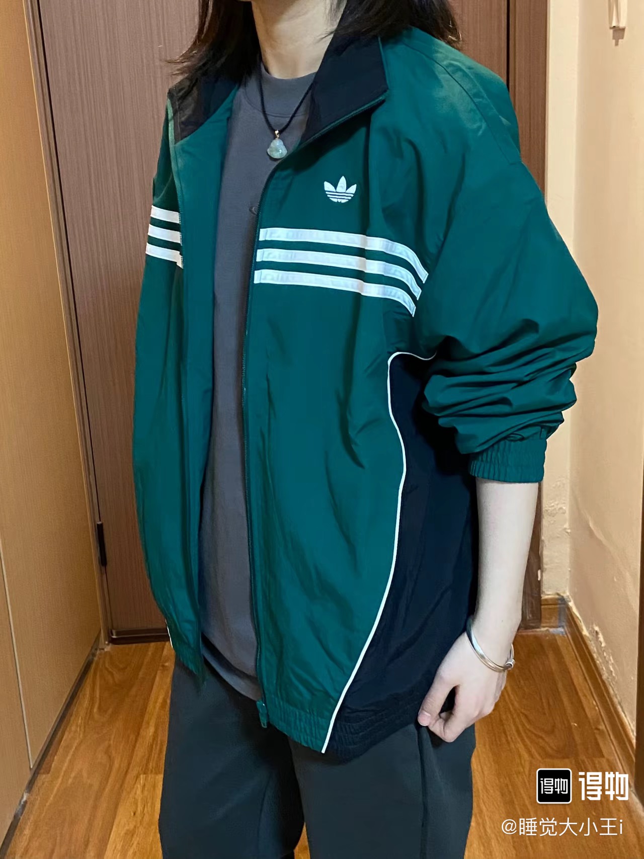 #B112 P105
三叶草阿迪达斯夹克男立领春季新款刺绣外套运动休闲队服宽松防风上衣
男女同款情侣款，适合春秋季节穿搭。
两种颜色选择
黑色和绿色让你轻松搭配任意风格
颜色：黑色 绿色
尺码S-2XL
衣长	胸围	袖长
S	65	108	74
M	67	112	76
L	69	116	78
XL	71	120	80
2XL	73	124	82