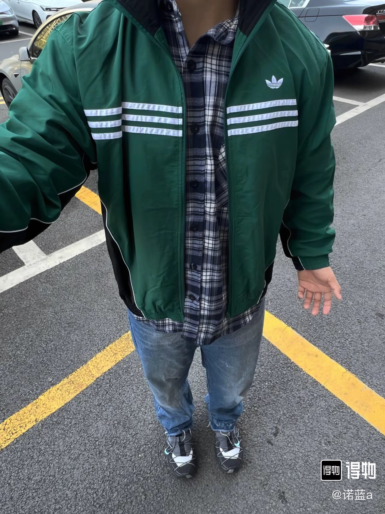 #B112 P105
三叶草阿迪达斯夹克男立领春季新款刺绣外套运动休闲队服宽松防风上衣
男女同款情侣款，适合春秋季节穿搭。
两种颜色选择
黑色和绿色让你轻松搭配任意风格
颜色：黑色 绿色
尺码S-2XL
衣长	胸围	袖长
S	65	108	74
M	67	112	76
L	69	116	78
XL	71	120	80
2XL	73	124	82