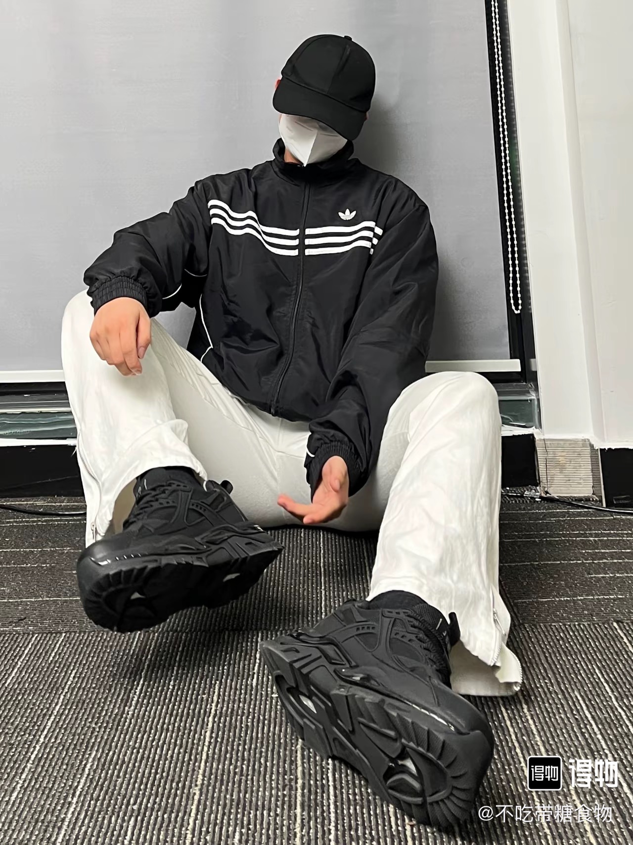 #B112 P105
三叶草阿迪达斯夹克男立领春季新款刺绣外套运动休闲队服宽松防风上衣
男女同款情侣款，适合春秋季节穿搭。
两种颜色选择
黑色和绿色让你轻松搭配任意风格
颜色：黑色 绿色
尺码S-2XL
衣长	胸围	袖长
S	65	108	74
M	67	112	76
L	69	116	78
XL	71	120	80
2XL	73	124	82