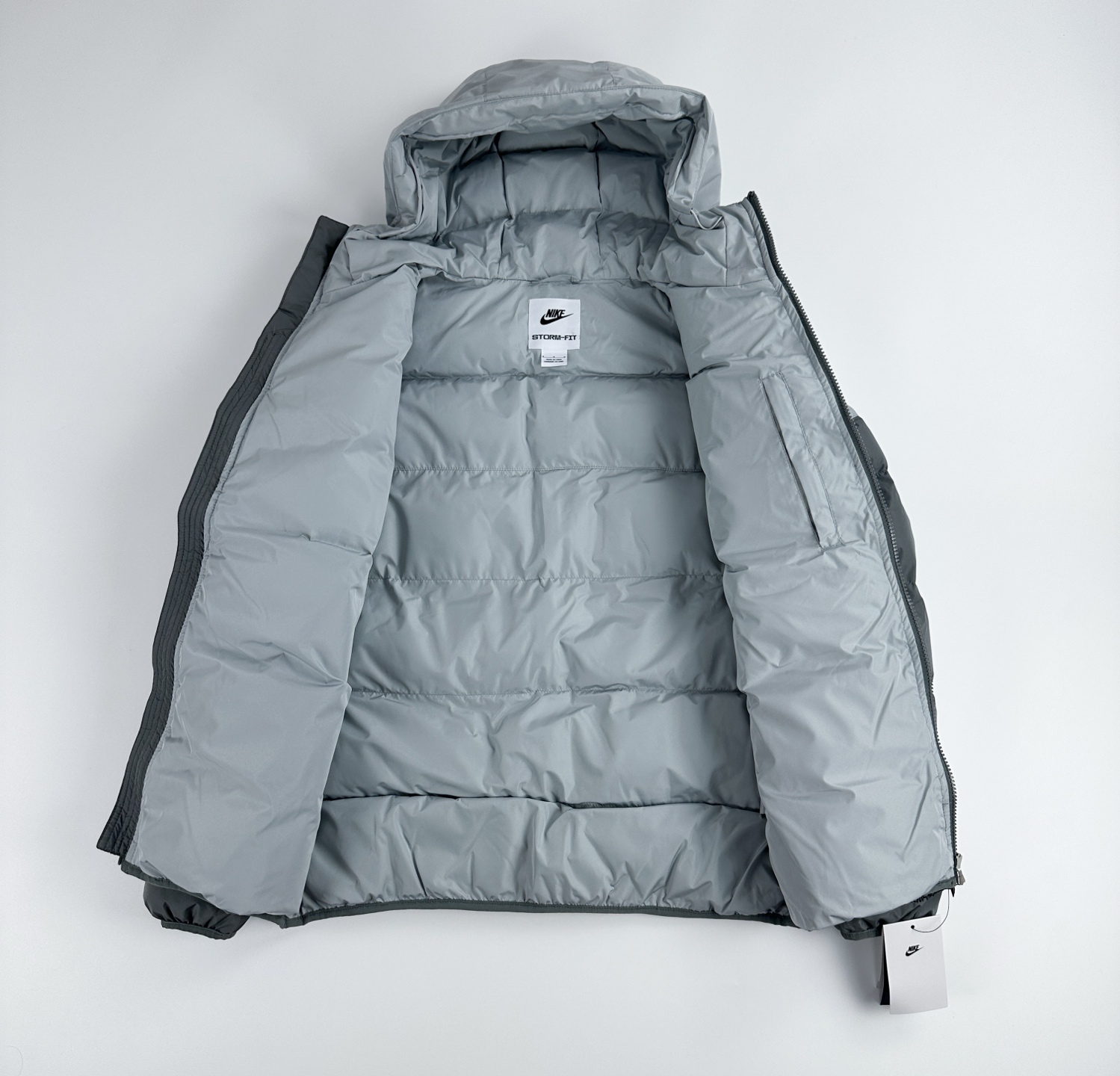 #B123 P145
Nike耐克风行者棉服 
【独家品质 区别通货】Storm-FIT Windrunner 连帽拉链长袖羽绒服  防风拒水 
极具性价比的Nike“风行者”，主打颜值与方便伸展的运动版型! 包裹性强 充绒量高，蓬松不显臃肿 Nike Storm-FlT性能、防风又防雨 无惧户外雨雪天气all black轻松 get男友风穿搭
颜色:黑色 灰色 杏色 绿色
尺码:m-xxl
        M  L XL	2XL
胸围	116	  120	124	  128
衣长	68	  70	72    74
肩宽	47	  48.5	50	  51.5
袖长	65	  66	67.5  69