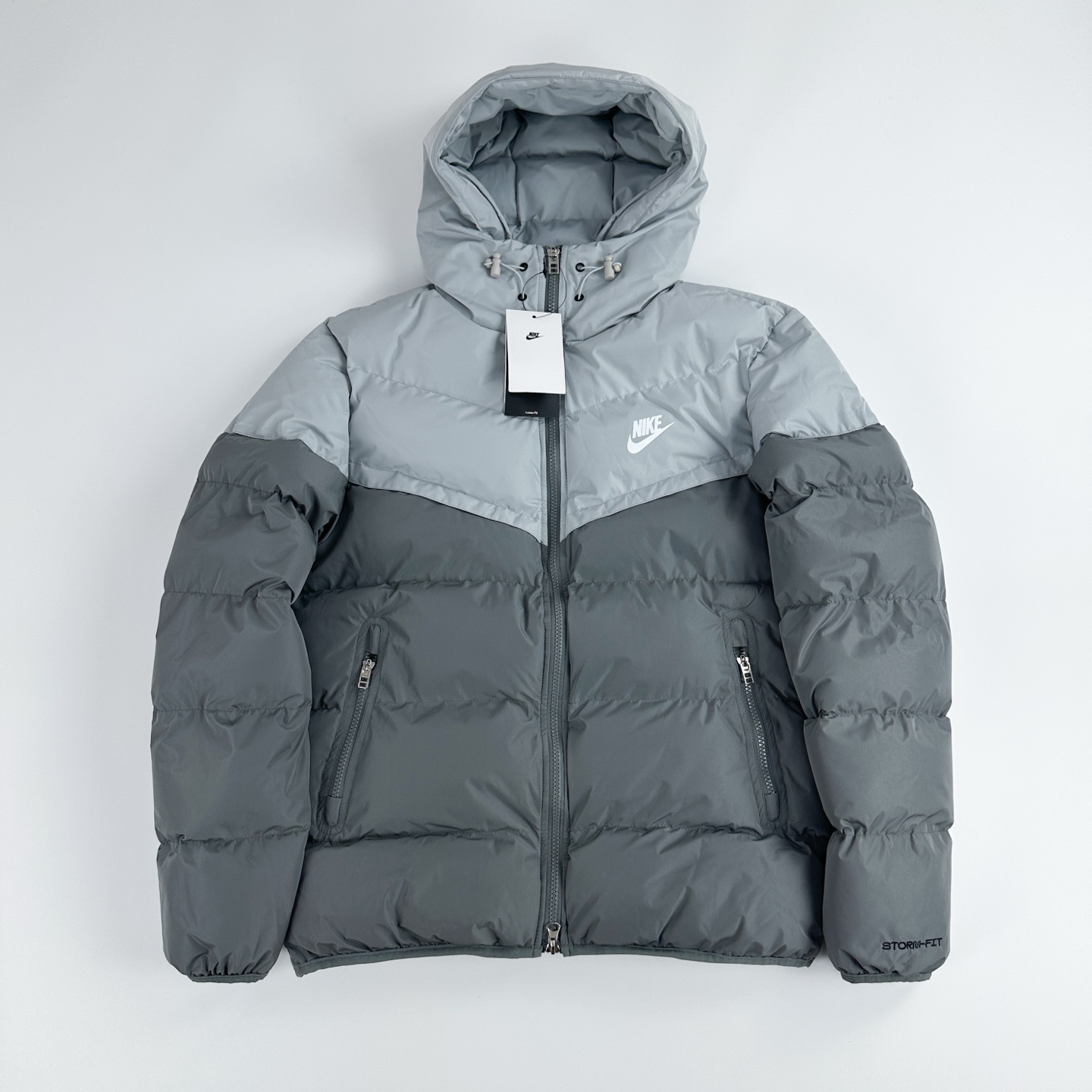#B123 P145
Nike耐克风行者棉服 
【独家品质 区别通货】Storm-FIT Windrunner 连帽拉链长袖羽绒服  防风拒水 
极具性价比的Nike“风行者”，主打颜值与方便伸展的运动版型! 包裹性强 充绒量高，蓬松不显臃肿 Nike Storm-FlT性能、防风又防雨 无惧户外雨雪天气all black轻松 get男友风穿搭
颜色:黑色 灰色 杏色 绿色
尺码:m-xxl
        M  L XL	2XL
胸围	116	  120	124	  128
衣长	68	  70	72    74
肩宽	47	  48.5	50	  51.5
袖长	65	  66	67.5  69