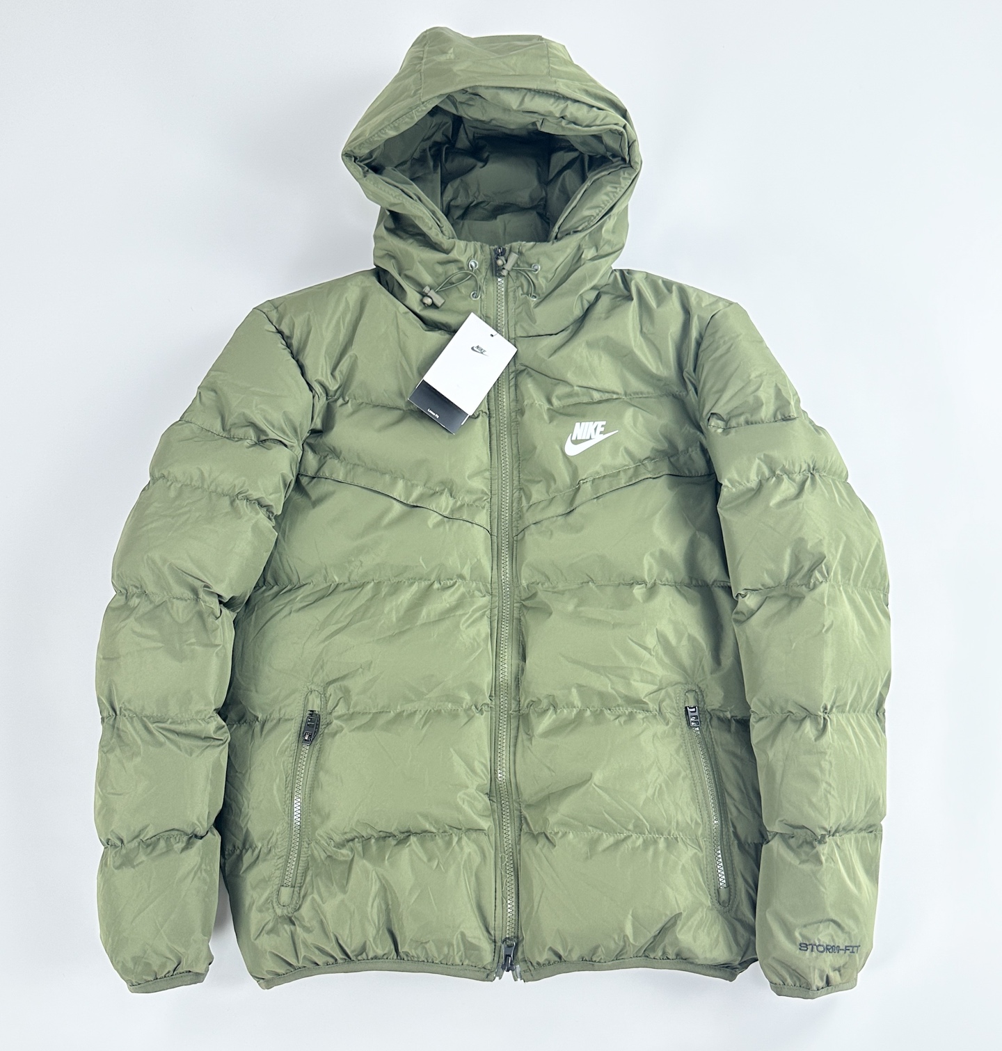 #B123 P145
Nike耐克风行者棉服 
【独家品质 区别通货】Storm-FIT Windrunner 连帽拉链长袖羽绒服  防风拒水 
极具性价比的Nike“风行者”，主打颜值与方便伸展的运动版型! 包裹性强 充绒量高，蓬松不显臃肿 Nike Storm-FlT性能、防风又防雨 无惧户外雨雪天气all black轻松 get男友风穿搭
颜色:黑色 灰色 杏色 绿色
尺码:m-xxl
        M  L XL	2XL
胸围	116	  120	124	  128
衣长	68	  70	72    74
肩宽	47	  48.5	50	  51.5
袖长	65	  66	67.5  69