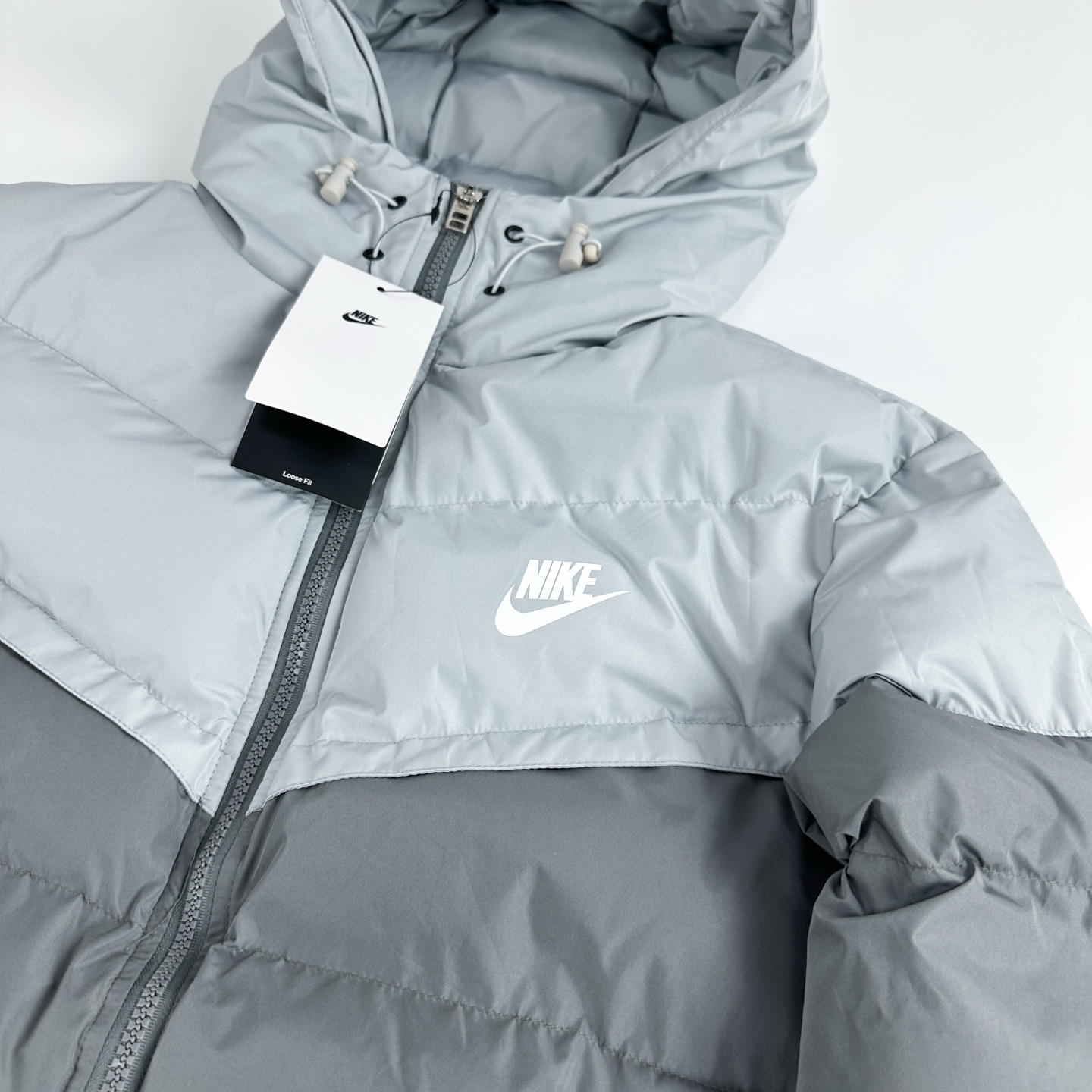 #B123 P145
Nike耐克风行者棉服 
【独家品质 区别通货】Storm-FIT Windrunner 连帽拉链长袖羽绒服  防风拒水 
极具性价比的Nike“风行者”，主打颜值与方便伸展的运动版型! 包裹性强 充绒量高，蓬松不显臃肿 Nike Storm-FlT性能、防风又防雨 无惧户外雨雪天气all black轻松 get男友风穿搭
颜色:黑色 灰色 杏色 绿色
尺码:m-xxl
        M  L XL	2XL
胸围	116	  120	124	  128
衣长	68	  70	72    74
肩宽	47	  48.5	50	  51.5
袖长	65	  66	67.5  69