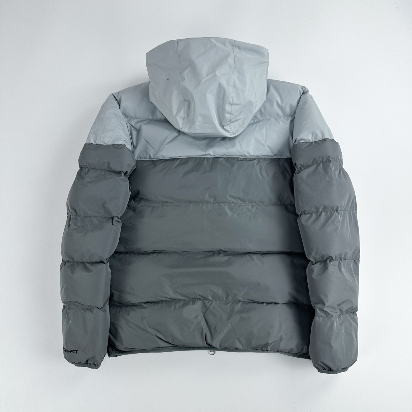 #B123 P145
Nike耐克风行者棉服 
【独家品质 区别通货】Storm-FIT Windrunner 连帽拉链长袖羽绒服  防风拒水 
极具性价比的Nike“风行者”，主打颜值与方便伸展的运动版型! 包裹性强 充绒量高，蓬松不显臃肿 Nike Storm-FlT性能、防风又防雨 无惧户外雨雪天气all black轻松 get男友风穿搭
颜色:黑色 灰色 杏色 绿色
尺码:m-xxl
        M  L XL	2XL
胸围	116	  120	124	  128
衣长	68	  70	72    74
肩宽	47	  48.5	50	  51.5
袖长	65	  66	67.5  69