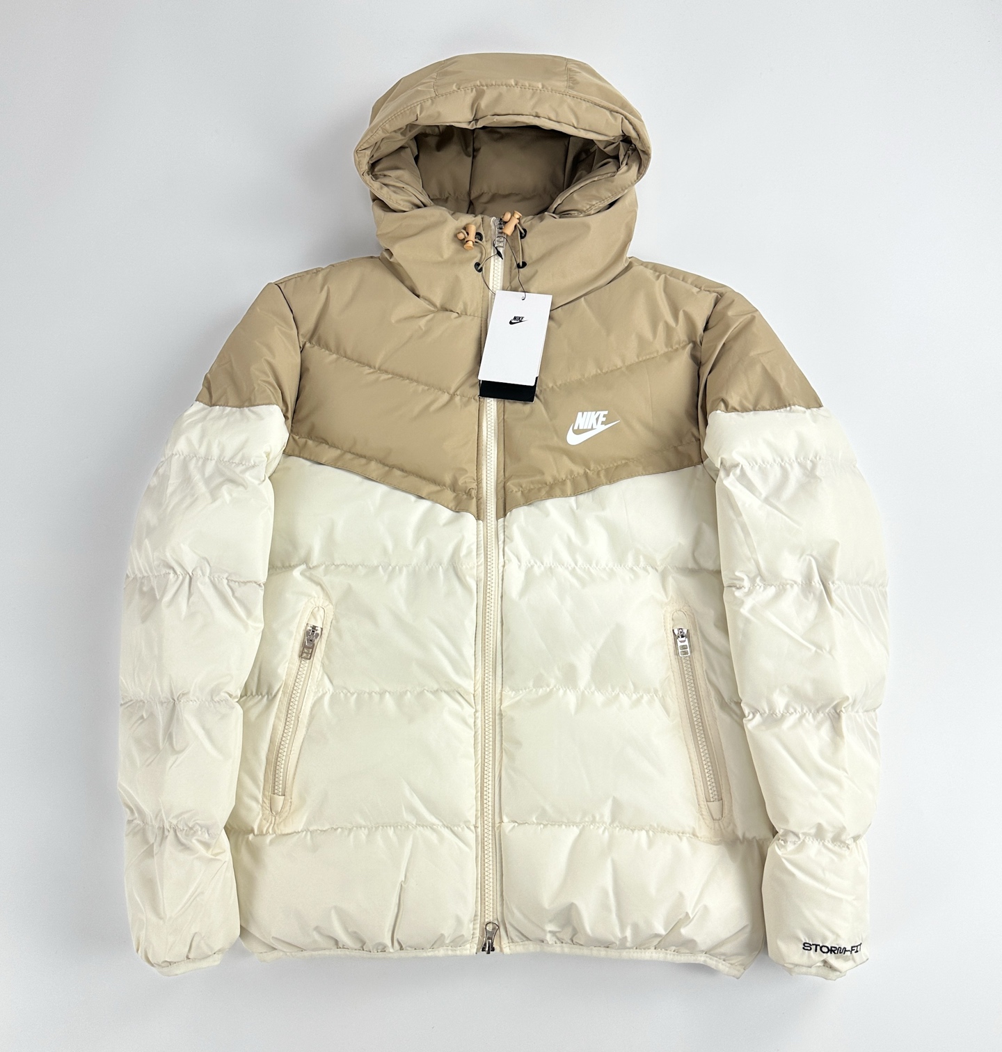 #B123 P145
Nike耐克风行者棉服 
【独家品质 区别通货】Storm-FIT Windrunner 连帽拉链长袖羽绒服  防风拒水 
极具性价比的Nike“风行者”，主打颜值与方便伸展的运动版型! 包裹性强 充绒量高，蓬松不显臃肿 Nike Storm-FlT性能、防风又防雨 无惧户外雨雪天气all black轻松 get男友风穿搭
颜色:黑色 灰色 杏色 绿色
尺码:m-xxl
        M  L XL	2XL
胸围	116	  120	124	  128
衣长	68	  70	72    74
肩宽	47	  48.5	50	  51.5
袖长	65	  66	67.5  69