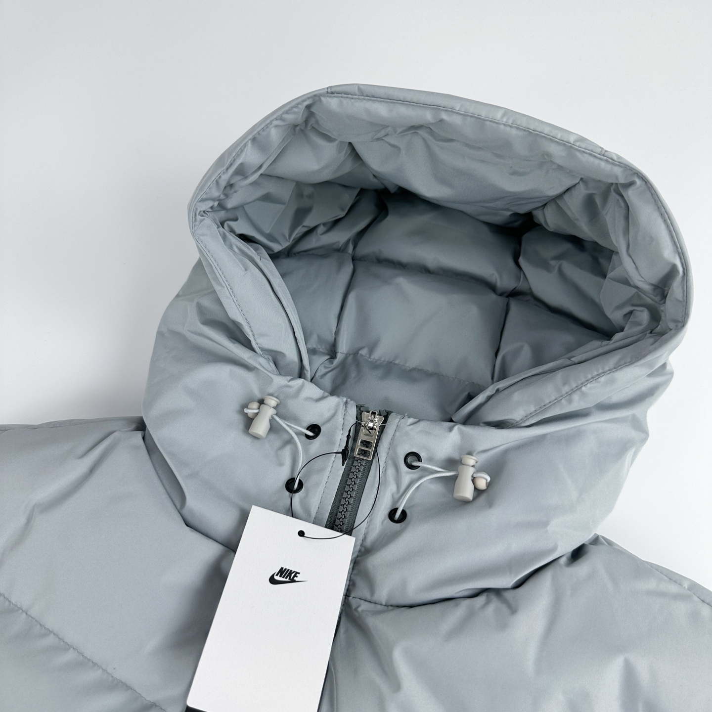 #B123 P145
Nike耐克风行者棉服 
【独家品质 区别通货】Storm-FIT Windrunner 连帽拉链长袖羽绒服  防风拒水 
极具性价比的Nike“风行者”，主打颜值与方便伸展的运动版型! 包裹性强 充绒量高，蓬松不显臃肿 Nike Storm-FlT性能、防风又防雨 无惧户外雨雪天气all black轻松 get男友风穿搭
颜色:黑色 灰色 杏色 绿色
尺码:m-xxl
        M  L XL	2XL
胸围	116	  120	124	  128
衣长	68	  70	72    74
肩宽	47	  48.5	50	  51.5
袖长	65	  66	67.5  69