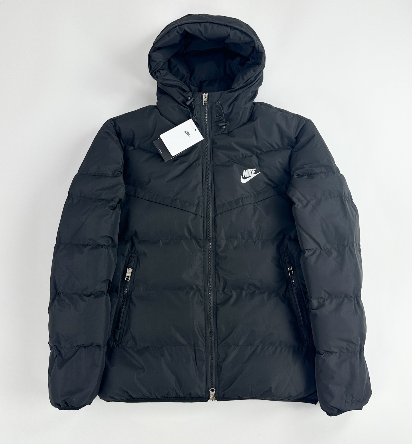 #B123 P145
Nike耐克风行者棉服 
【独家品质 区别通货】Storm-FIT Windrunner 连帽拉链长袖羽绒服  防风拒水 
极具性价比的Nike“风行者”，主打颜值与方便伸展的运动版型! 包裹性强 充绒量高，蓬松不显臃肿 Nike Storm-FlT性能、防风又防雨 无惧户外雨雪天气all black轻松 get男友风穿搭
颜色:黑色 灰色 杏色 绿色
尺码:m-xxl
        M  L XL	2XL
胸围	116	  120	124	  128
衣长	68	  70	72    74
肩宽	47	  48.5	50	  51.5
袖长	65	  66	67.5  69