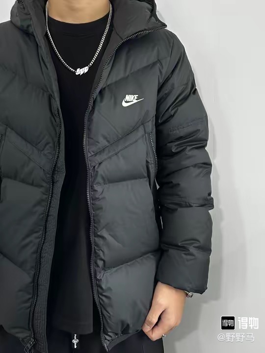 #B123 P145
Nike耐克风行者棉服 
【独家品质 区别通货】Storm-FIT Windrunner 连帽拉链长袖羽绒服  防风拒水 
极具性价比的Nike“风行者”，主打颜值与方便伸展的运动版型! 包裹性强 充绒量高，蓬松不显臃肿 Nike Storm-FlT性能、防风又防雨 无惧户外雨雪天气all black轻松 get男友风穿搭
颜色:黑色 灰色 杏色 绿色
尺码:m-xxl
        M  L XL	2XL
胸围	116	  120	124	  128
衣长	68	  70	72    74
肩宽	47	  48.5	50	  51.5
袖长	65	  66	67.5  69