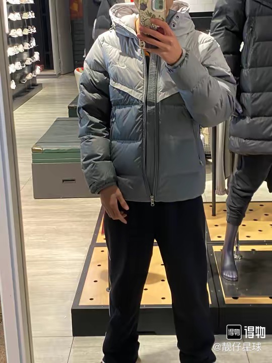 #B123 P145
Nike耐克风行者棉服 
【独家品质 区别通货】Storm-FIT Windrunner 连帽拉链长袖羽绒服  防风拒水 
极具性价比的Nike“风行者”，主打颜值与方便伸展的运动版型! 包裹性强 充绒量高，蓬松不显臃肿 Nike Storm-FlT性能、防风又防雨 无惧户外雨雪天气all black轻松 get男友风穿搭
颜色:黑色 灰色 杏色 绿色
尺码:m-xxl
        M  L XL	2XL
胸围	116	  120	124	  128
衣长	68	  70	72    74
肩宽	47	  48.5	50	  51.5
袖长	65	  66	67.5  69