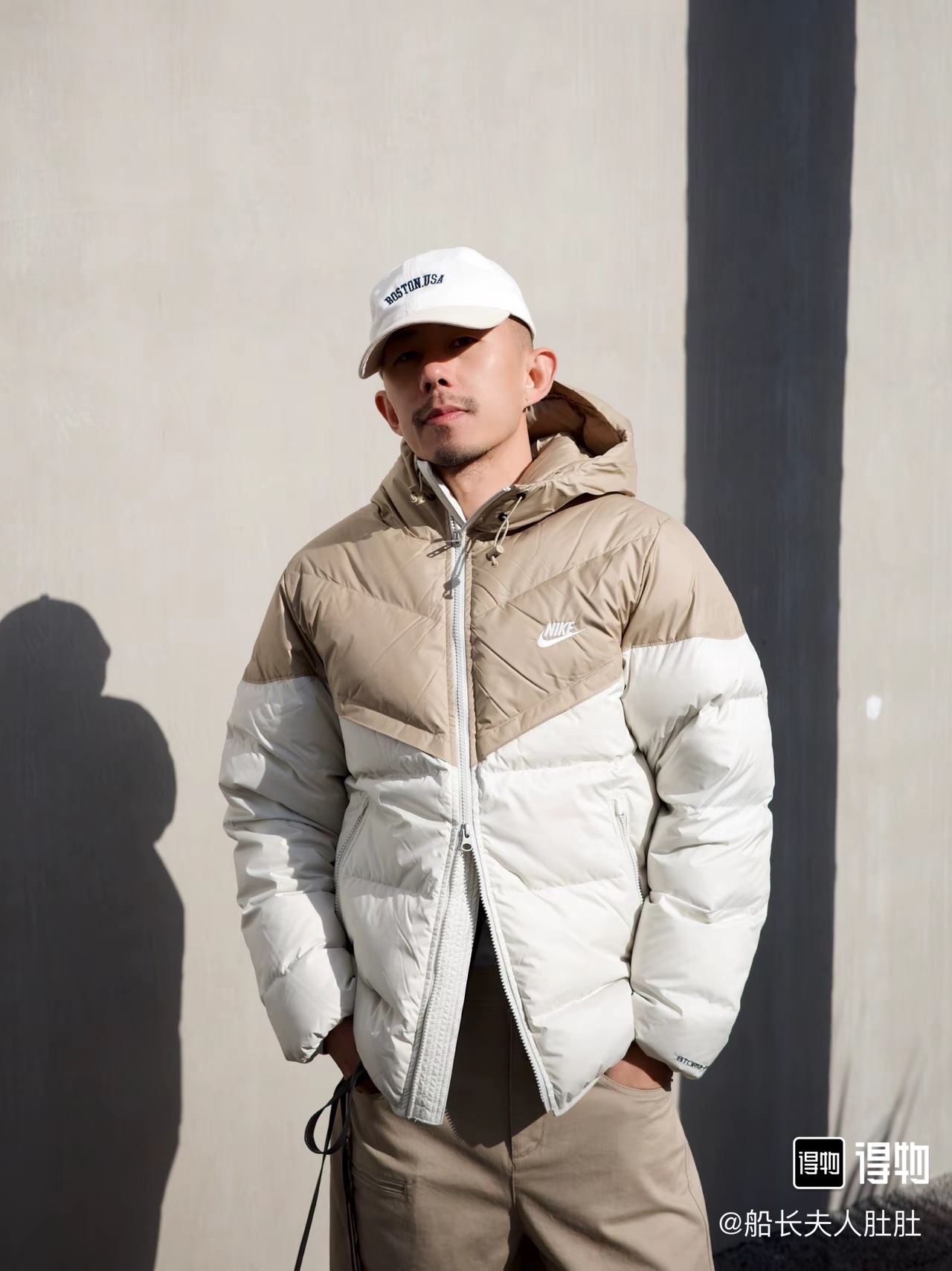 #B123 P145
Nike耐克风行者棉服 
【独家品质 区别通货】Storm-FIT Windrunner 连帽拉链长袖羽绒服  防风拒水 
极具性价比的Nike“风行者”，主打颜值与方便伸展的运动版型! 包裹性强 充绒量高，蓬松不显臃肿 Nike Storm-FlT性能、防风又防雨 无惧户外雨雪天气all black轻松 get男友风穿搭
颜色:黑色 灰色 杏色 绿色
尺码:m-xxl
        M  L XL	2XL
胸围	116	  120	124	  128
衣长	68	  70	72    74
肩宽	47	  48.5	50	  51.5
袖长	65	  66	67.5  69